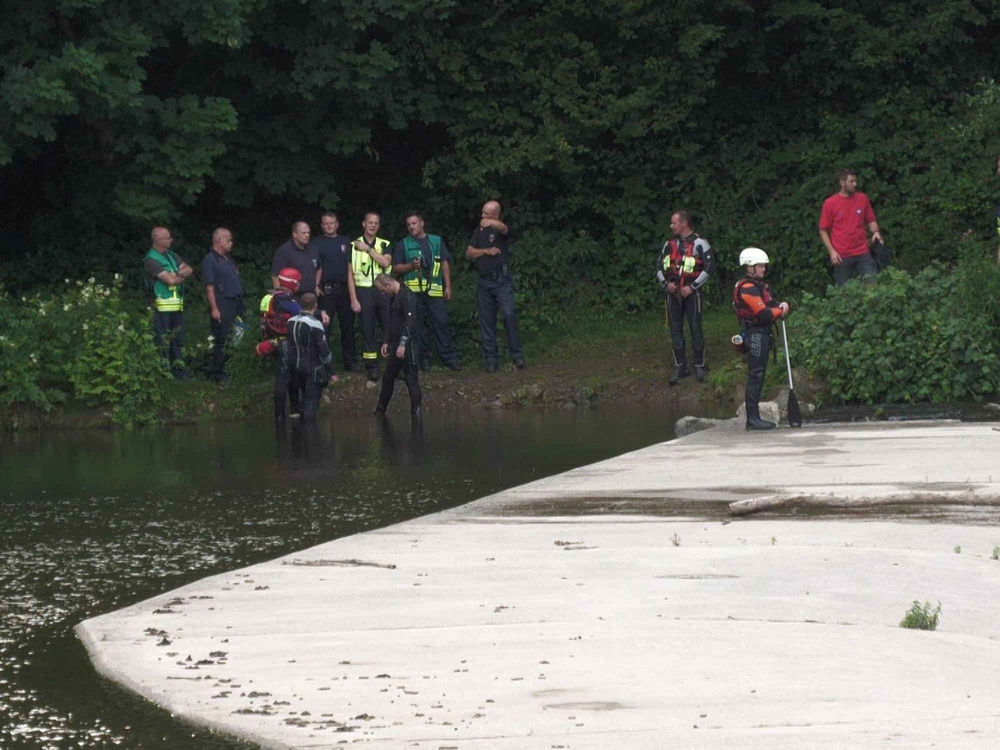 Rettungskräfte sind an der Lenne am Nachrodter Wehr im Einsatz. Ein zuvor als vermisst gemeldeter 15-Jähriger ist am Abend in Nachrodt-Wiblingwerde (Märkischer Kreis) tot aus der Lenne geborgen worden.