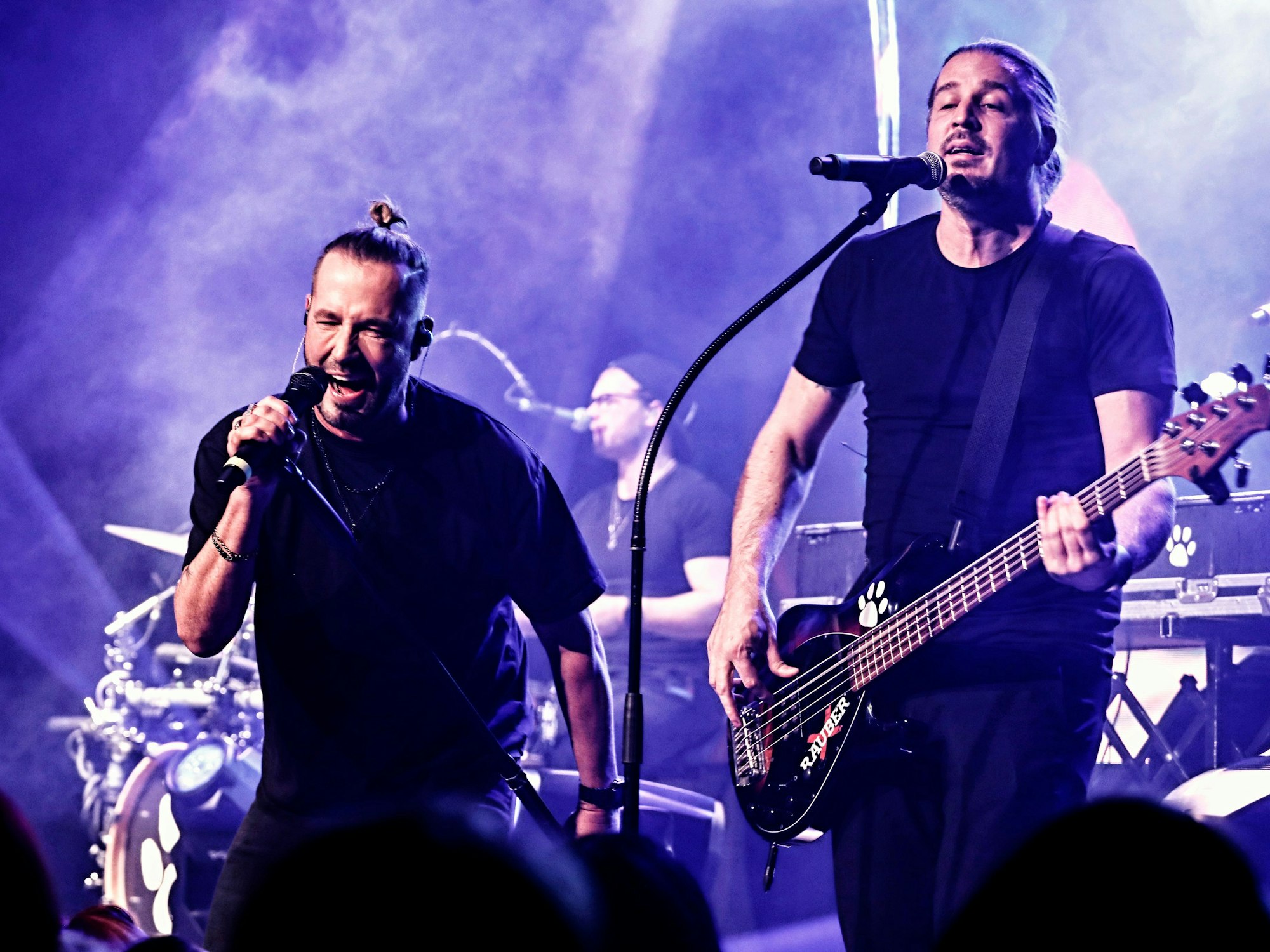 Frontmann Sven West (l.) und Bassist Martin Zender beim Song „Alle für Kölle“.