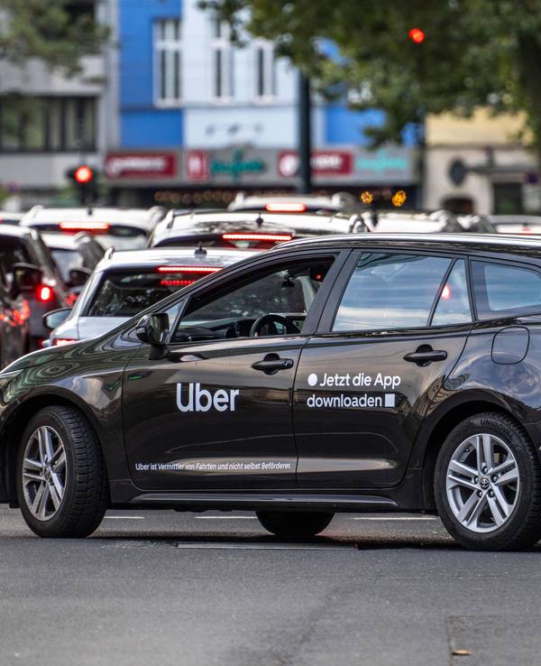 Ein Uber-Fahrzeug steht im Stau.