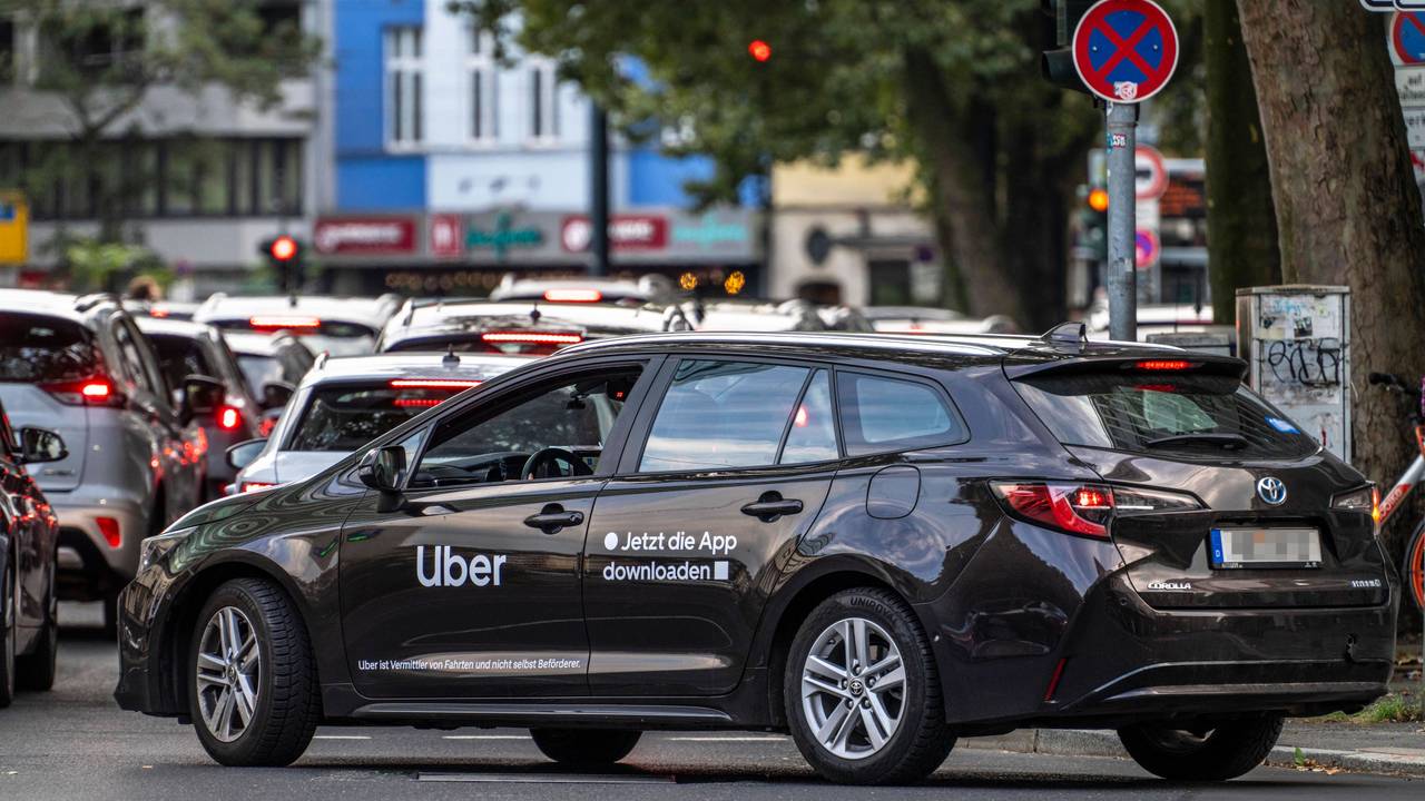 Ein Uber-Fahrzeug steht im Stau.