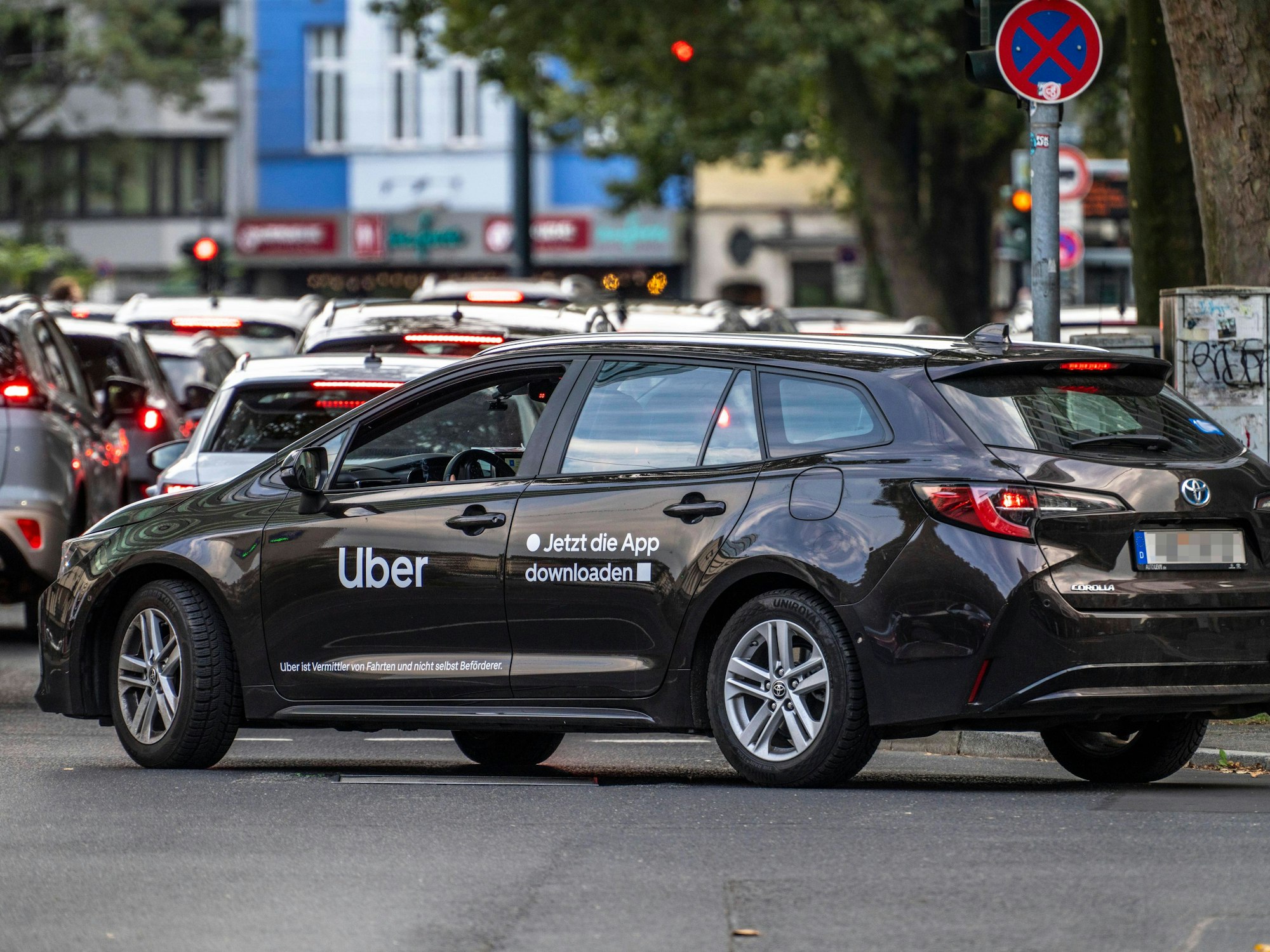 Ein Uber-Fahrzeug steht im Stau.