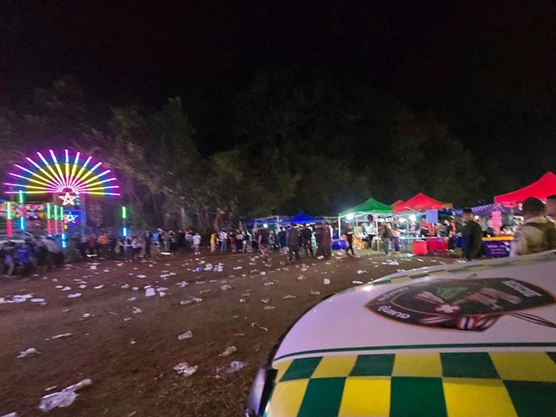 Dieses von Umphang Rescue zur Verfügung gestellte Foto zeigt die Stelle, an der ein Sprengsatz während eines jährlichen Festes in Umphang in der thailändischen Provinz Tak explodiert ist.