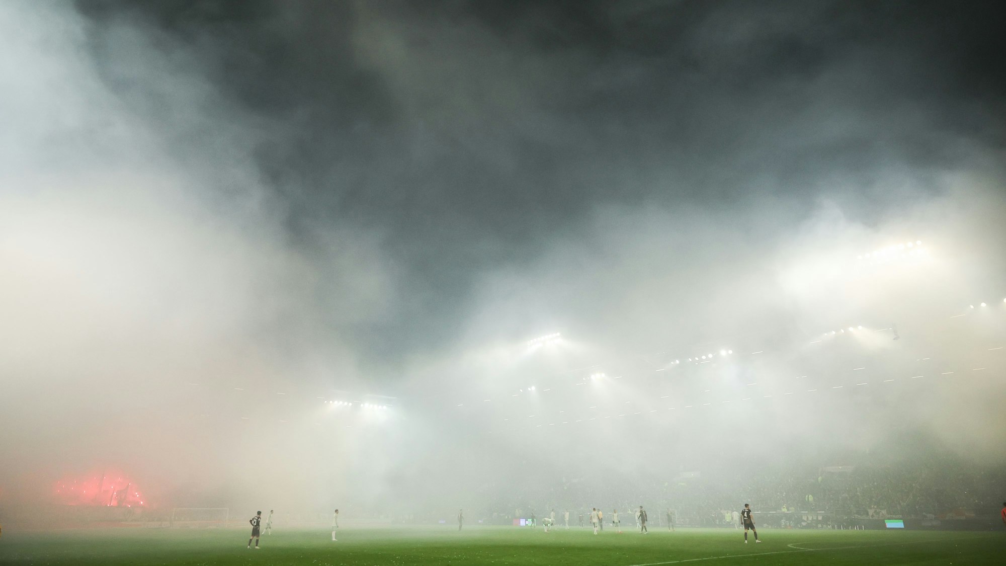 Rauch durch Pyrotechnik beider Fanblöcke vernebelt das Stadion. Das Spiel wurde unterbrochen.