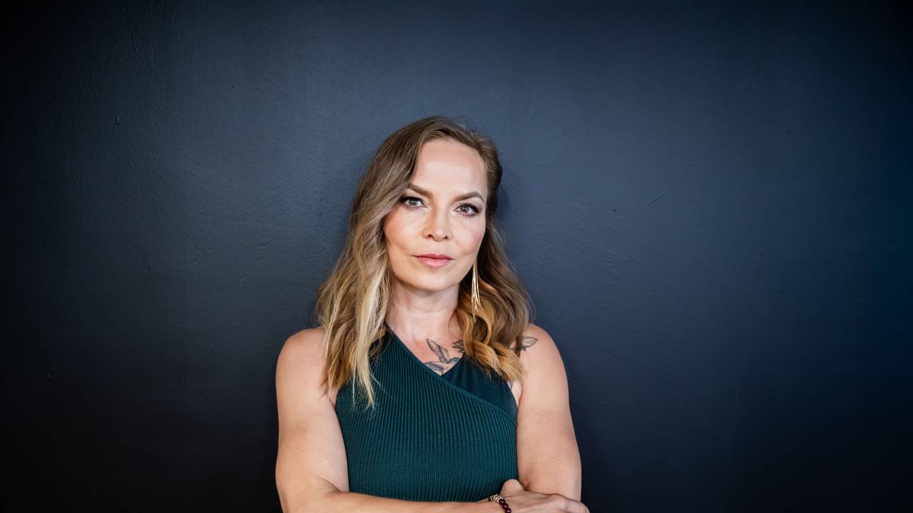 Regina Halmich, ehemalige Profiboxerin, steht vor einem Interview mit der Deutschen Presse-Agentur zu ihrem bevorstehenden Boxkampf gegen Stefan Raab im RTL-Hauptstadtstudio.