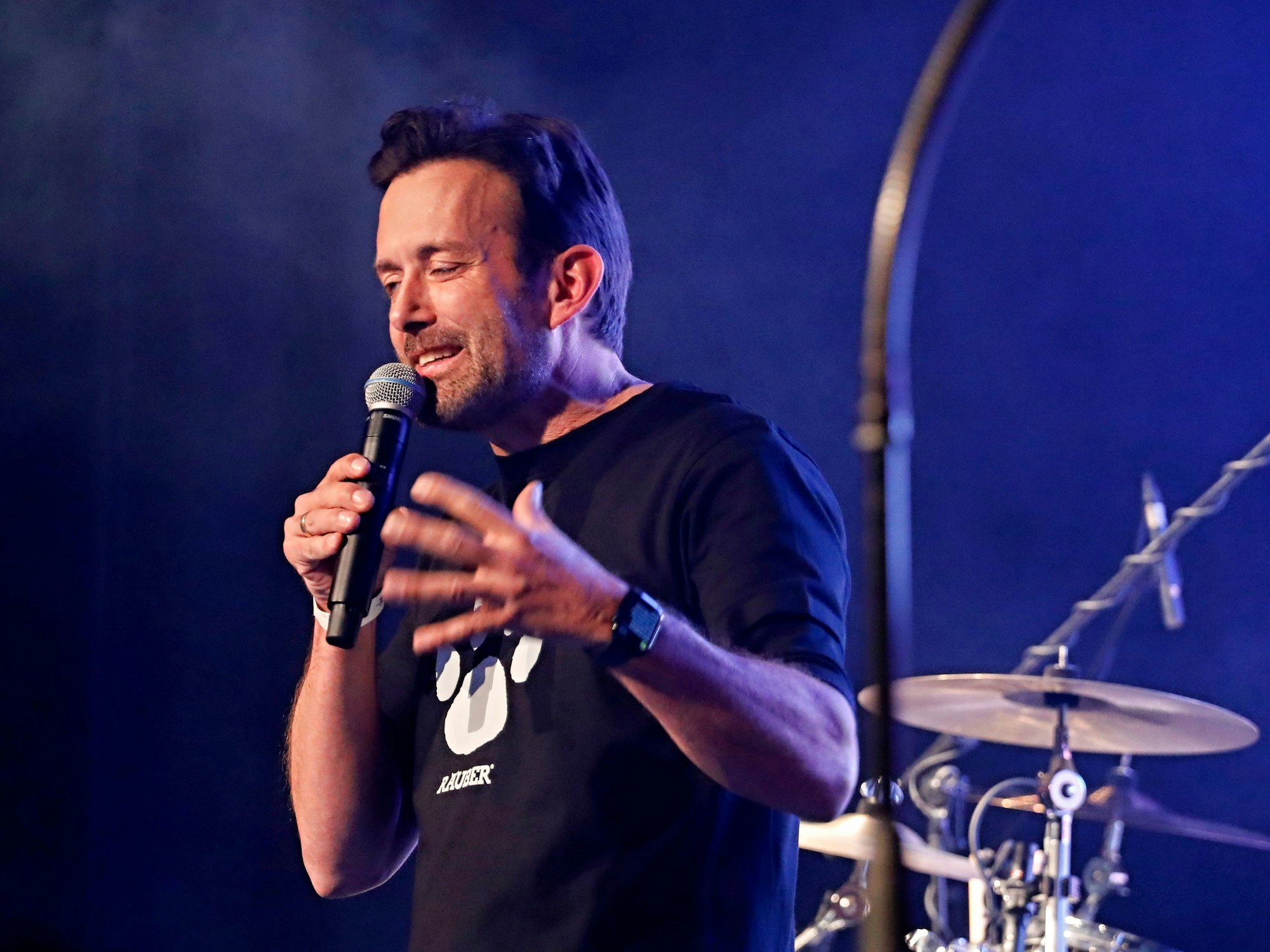 Der Entertainer und Warm-Upper René Travnicek hatte mit den Räuber-Fans leichtes Spiel.