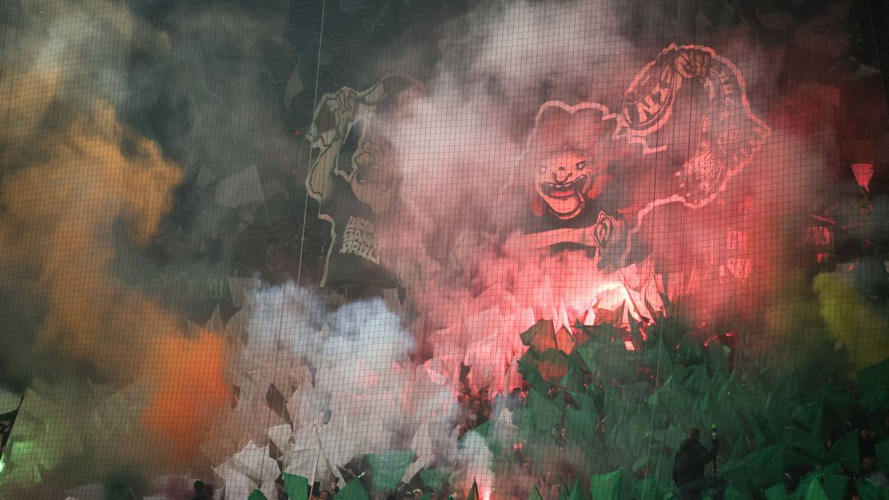 Bremens Fans feiern vor dem Spiel.