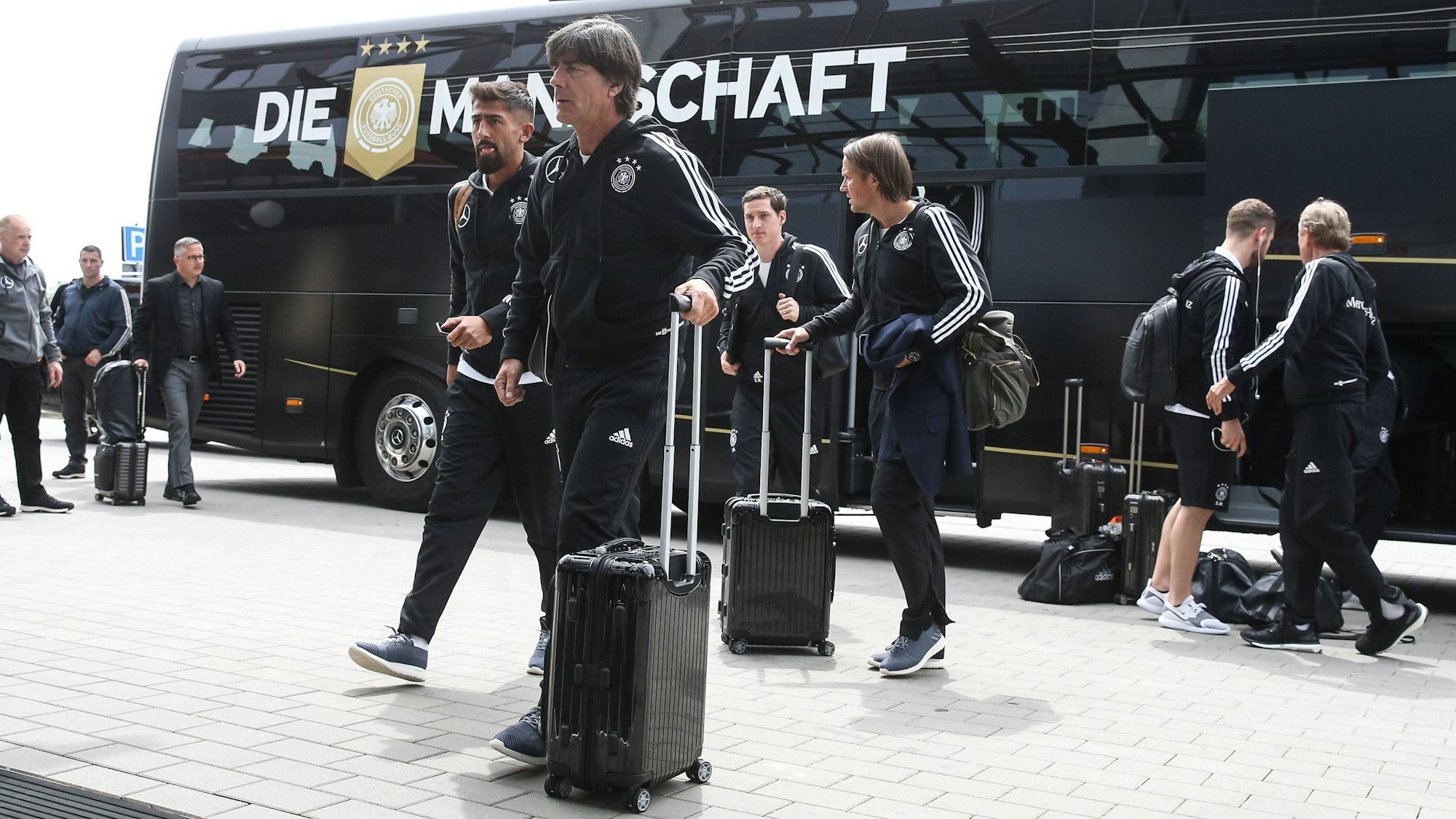 Kerem Demirbay am 8. Juni 2017 bei der Ankunft im DFB-Quartier an der Seite von Bundestrainer Joachim Löw.