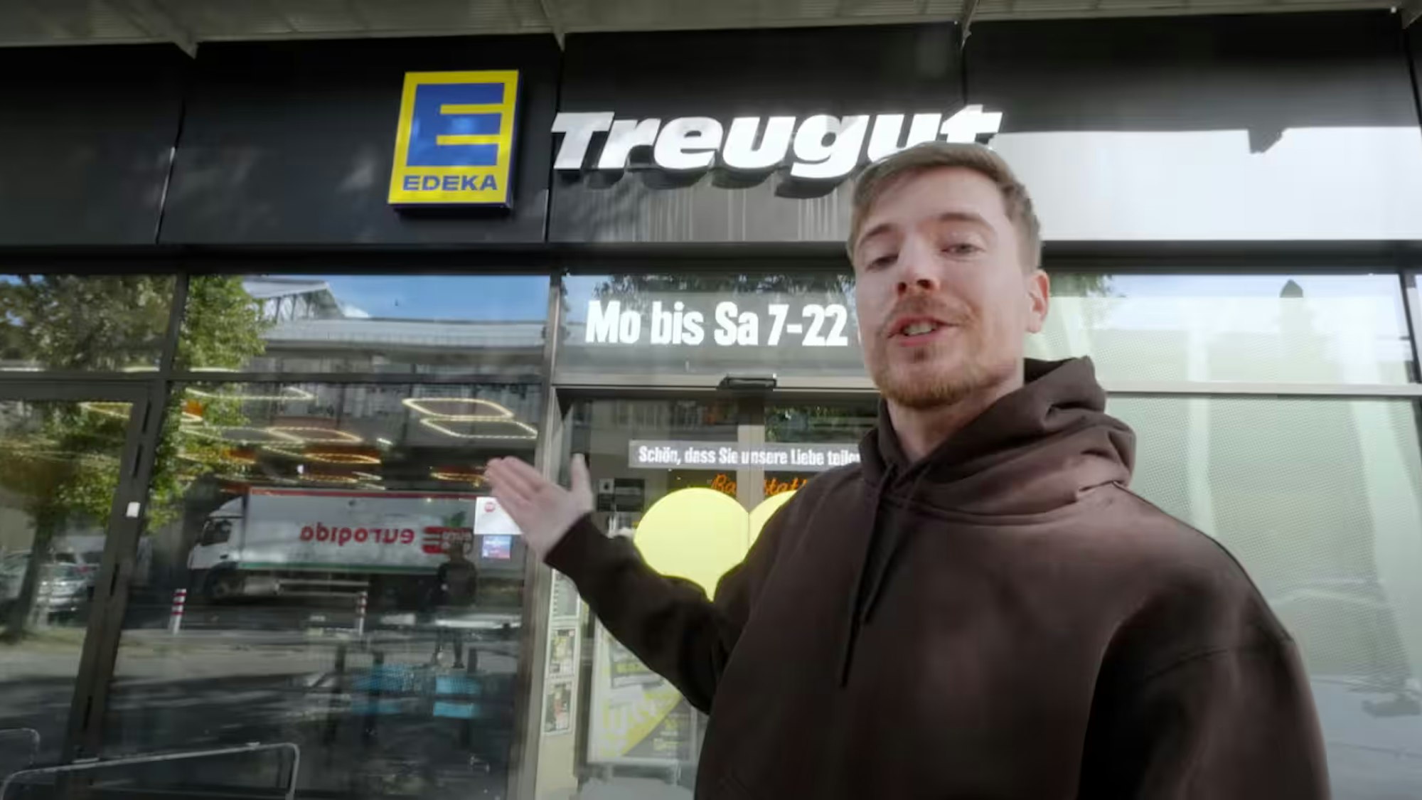 Der Amerikaner James Donaldson (besser bekannt als Youtuber MrBeast) vor dem Supermarkt in Berlin, den er komplett leerkaufte.