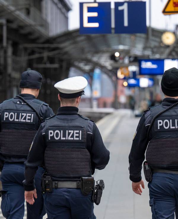 Polizeibeamte patrouillieren auf Gleis 1 im Hauptbahnhof.