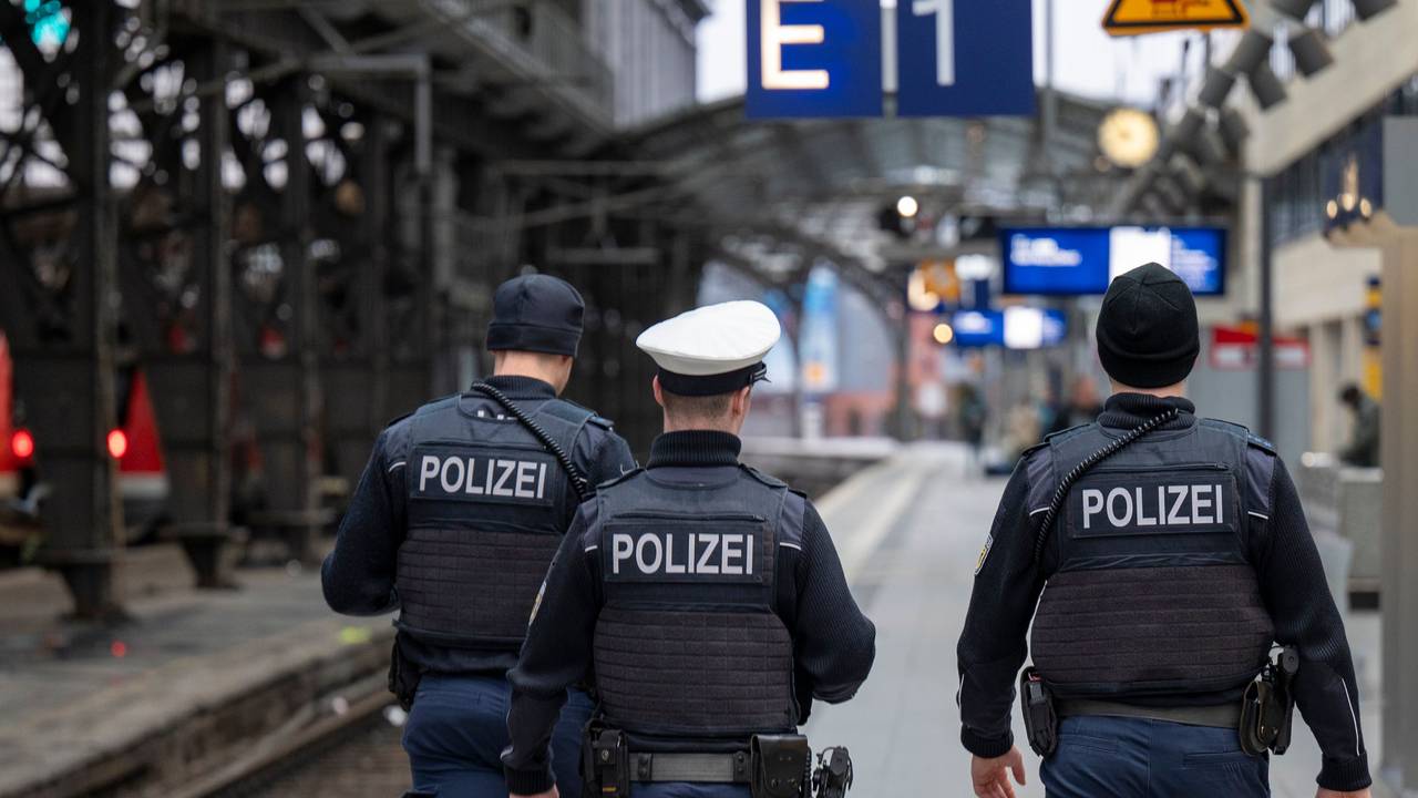Polizeibeamte patrouillieren auf Gleis 1 im Hauptbahnhof.
