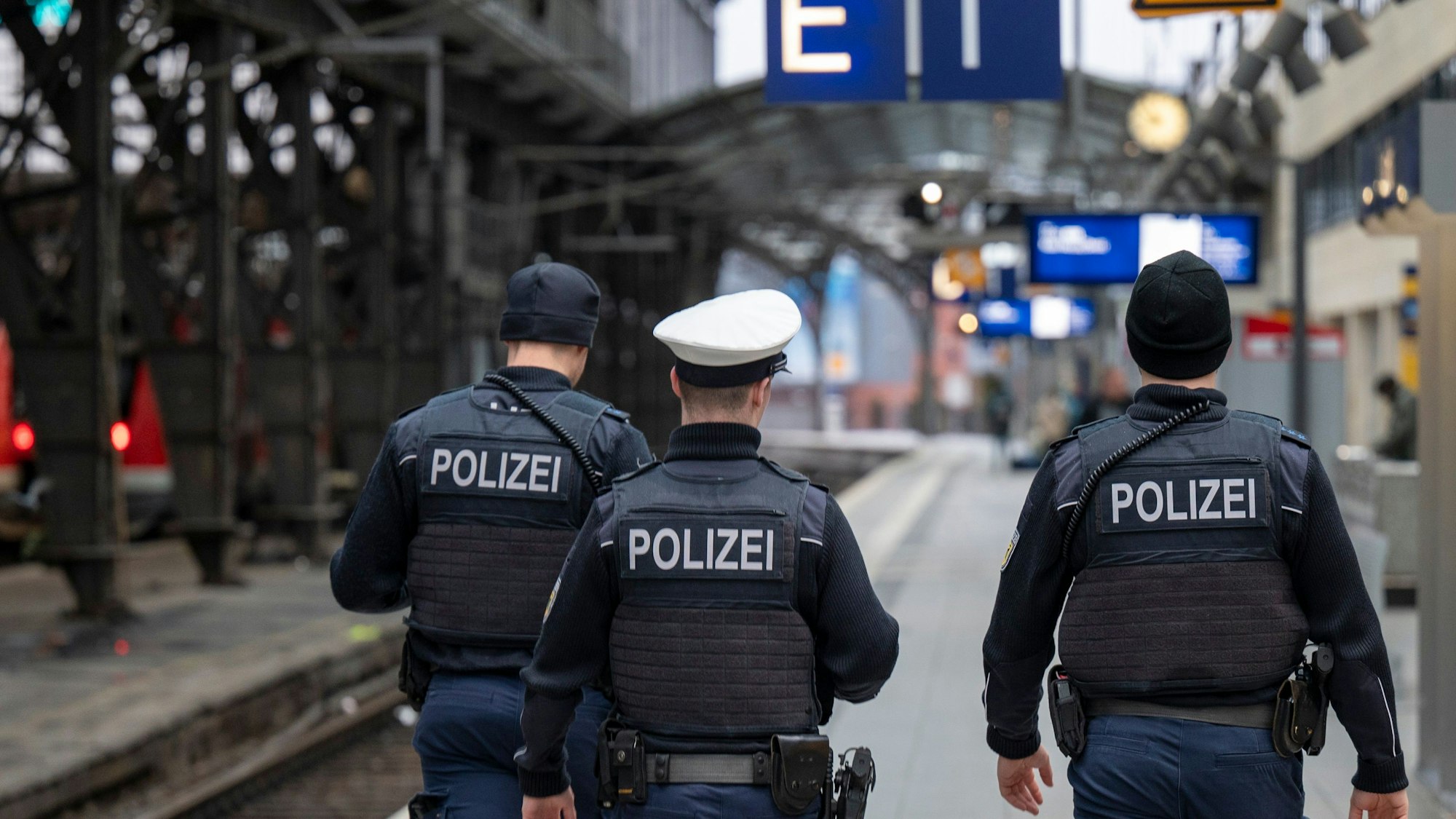 Polizei patrouilliert auf Gleis 1 am Kölner Hauptbahnhof.