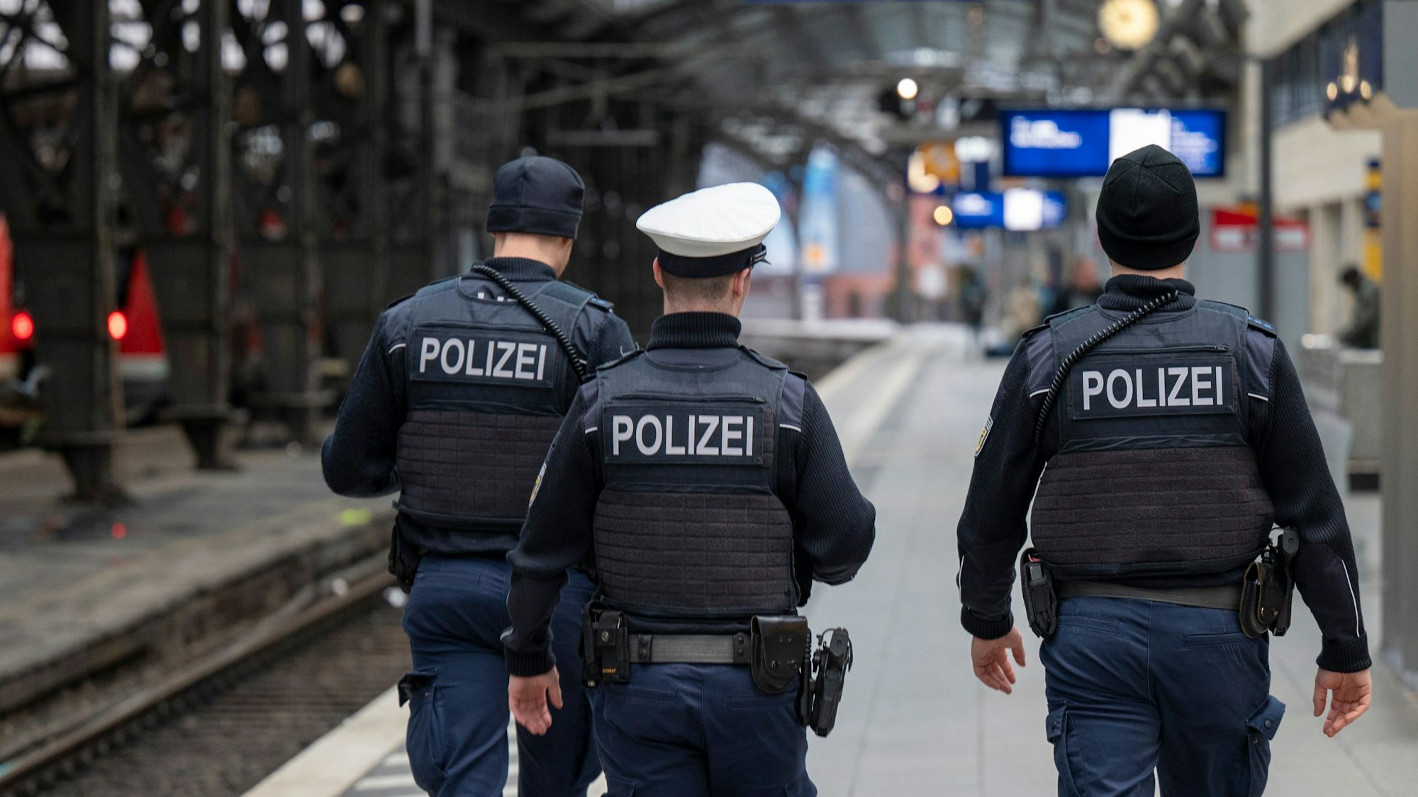 Polizeibeamte patrouillieren am 21. März 2023 auf Gleis 1 im Hauptbahnhof (Symbolfoto).