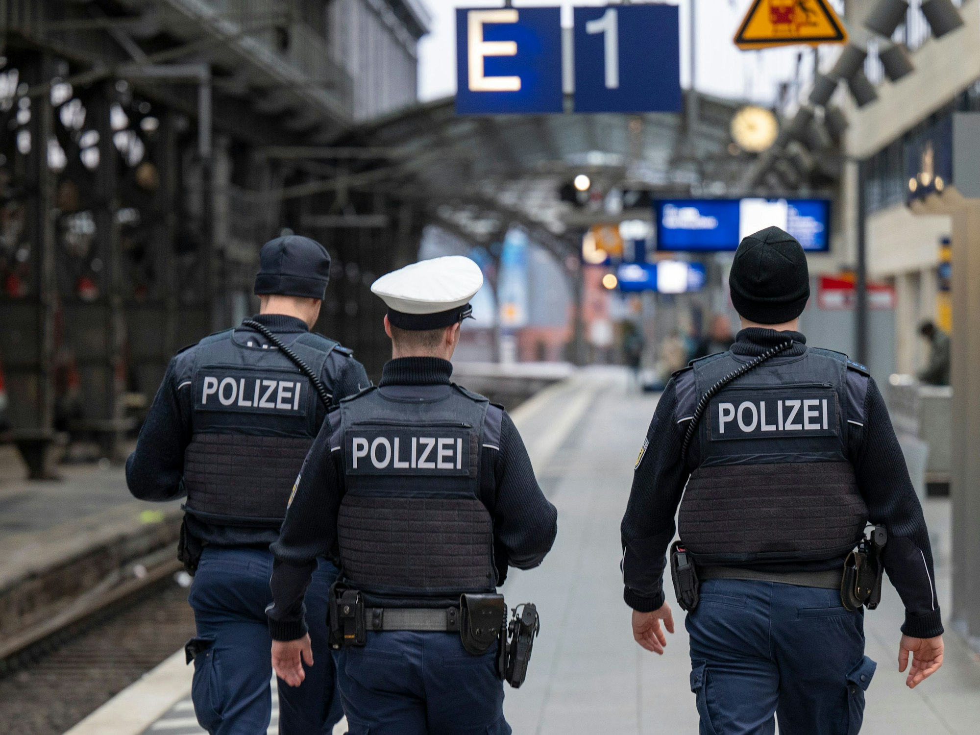 Polizeibeamte patrouillieren auf Gleis 1 im Hauptbahnhof.