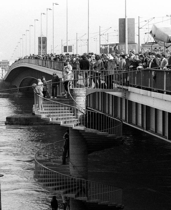 Hochwasser-Touristen stehen im Mai 1983 auf der Deutzer Brücke und blicken auf die überschwemmte Altstadt.