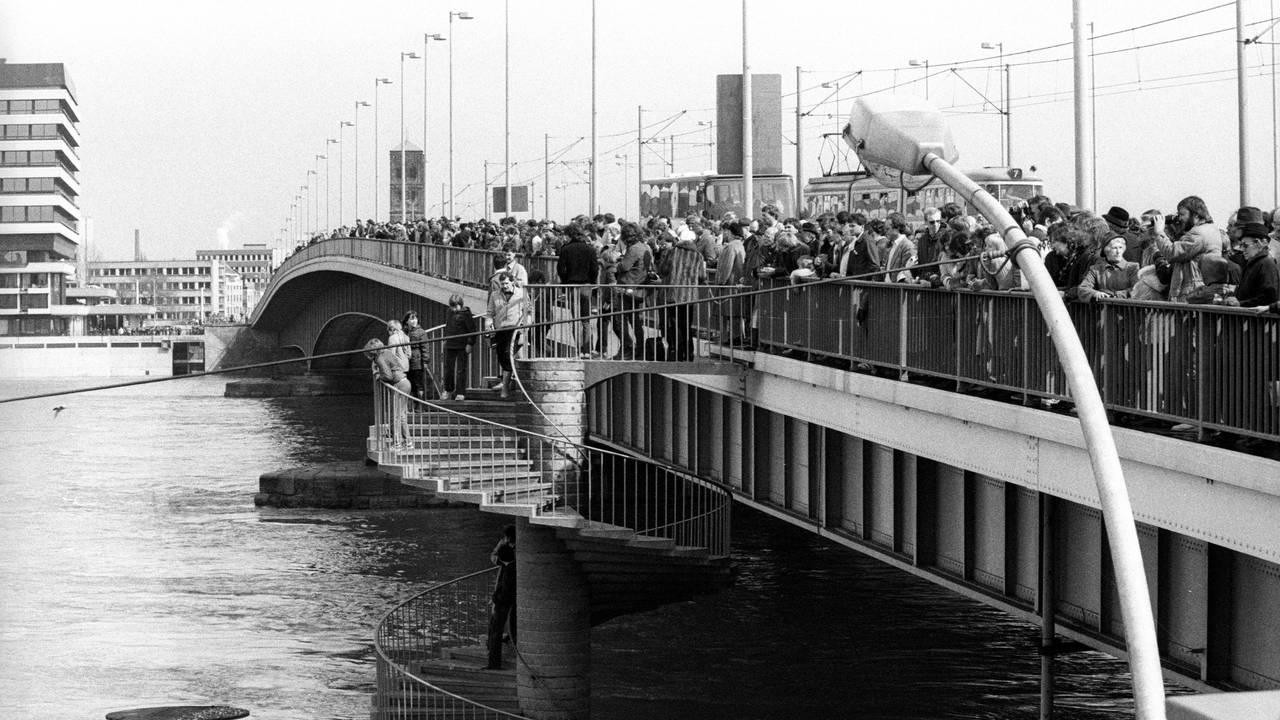 Hochwasser-Touristen stehen im Mai 1983 auf der Deutzer Brücke und blicken auf die überschwemmte Altstadt.