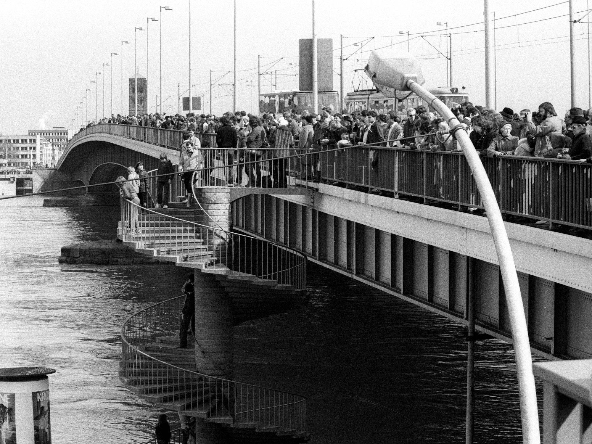 Hochwasser-Touristen stehen im Mai 1983 auf der Deutzer Brücke und blicken auf die überschwemmte Altstadt.