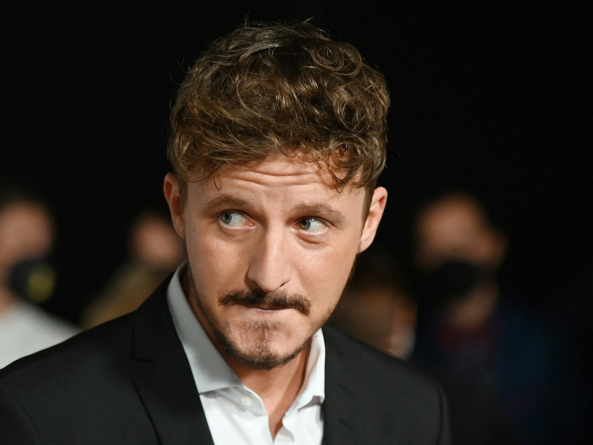 Tommi Schmitt, Autor und Moderator, kommt zur Verleihung des Deutschen Radiopreises 2021 über den Roten Teppich.