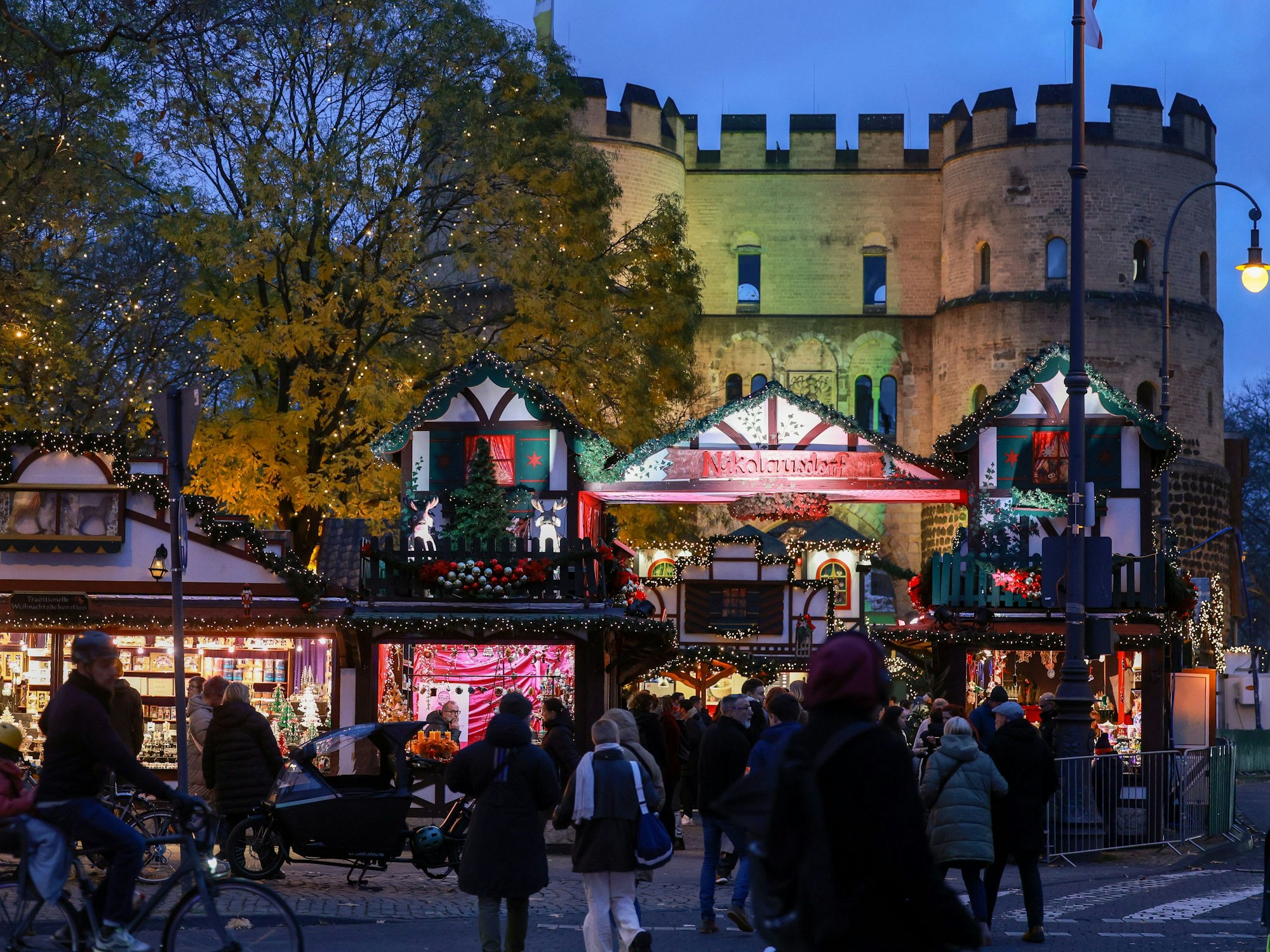 28.11.2024, Köln: Der Weihnachtsmarkt "Nikolausdorf" auf dem Rudolfplatz.
copyright Michael Bause