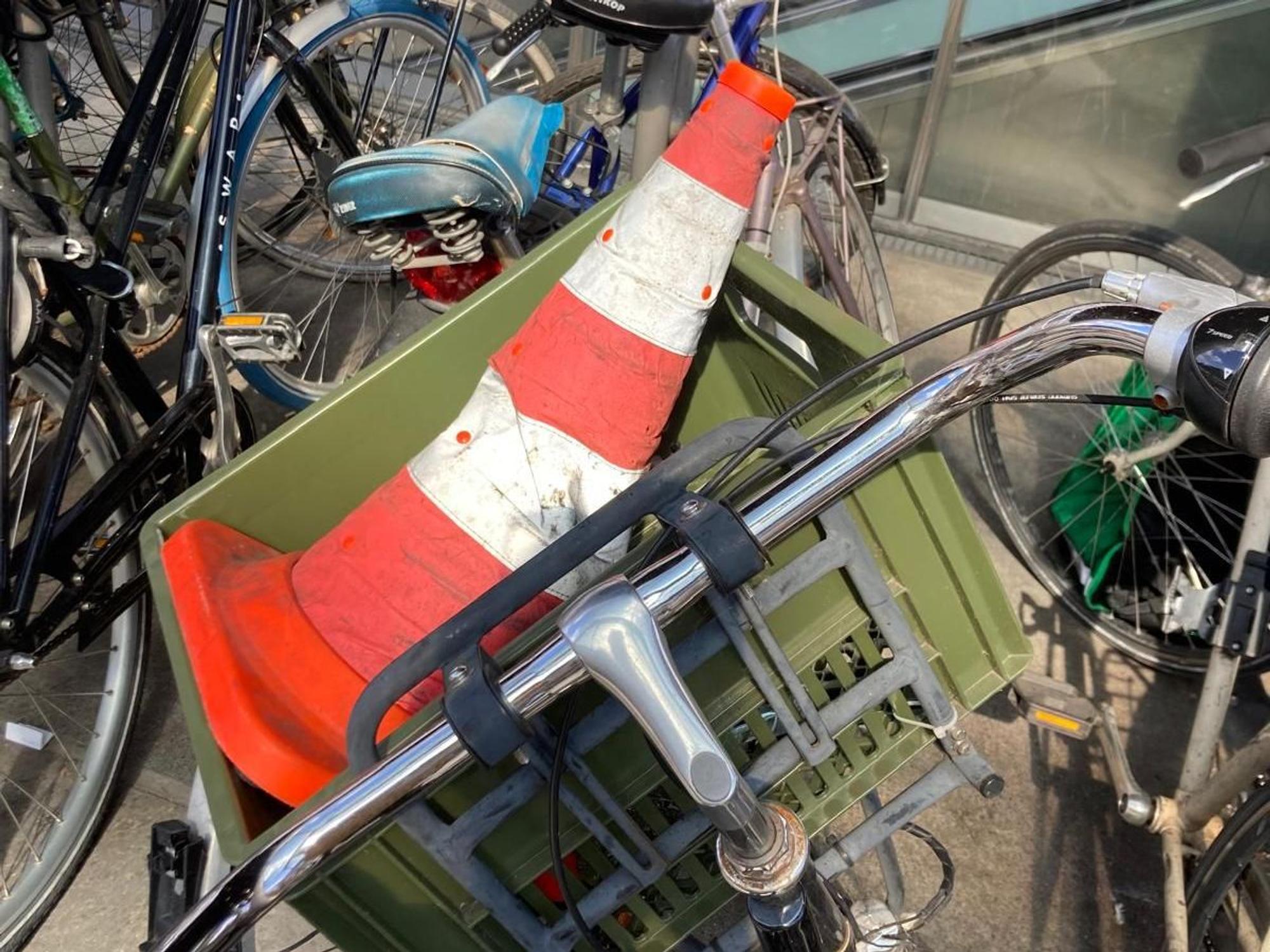 Eine Warnbarke in einem Fahrradkorb.