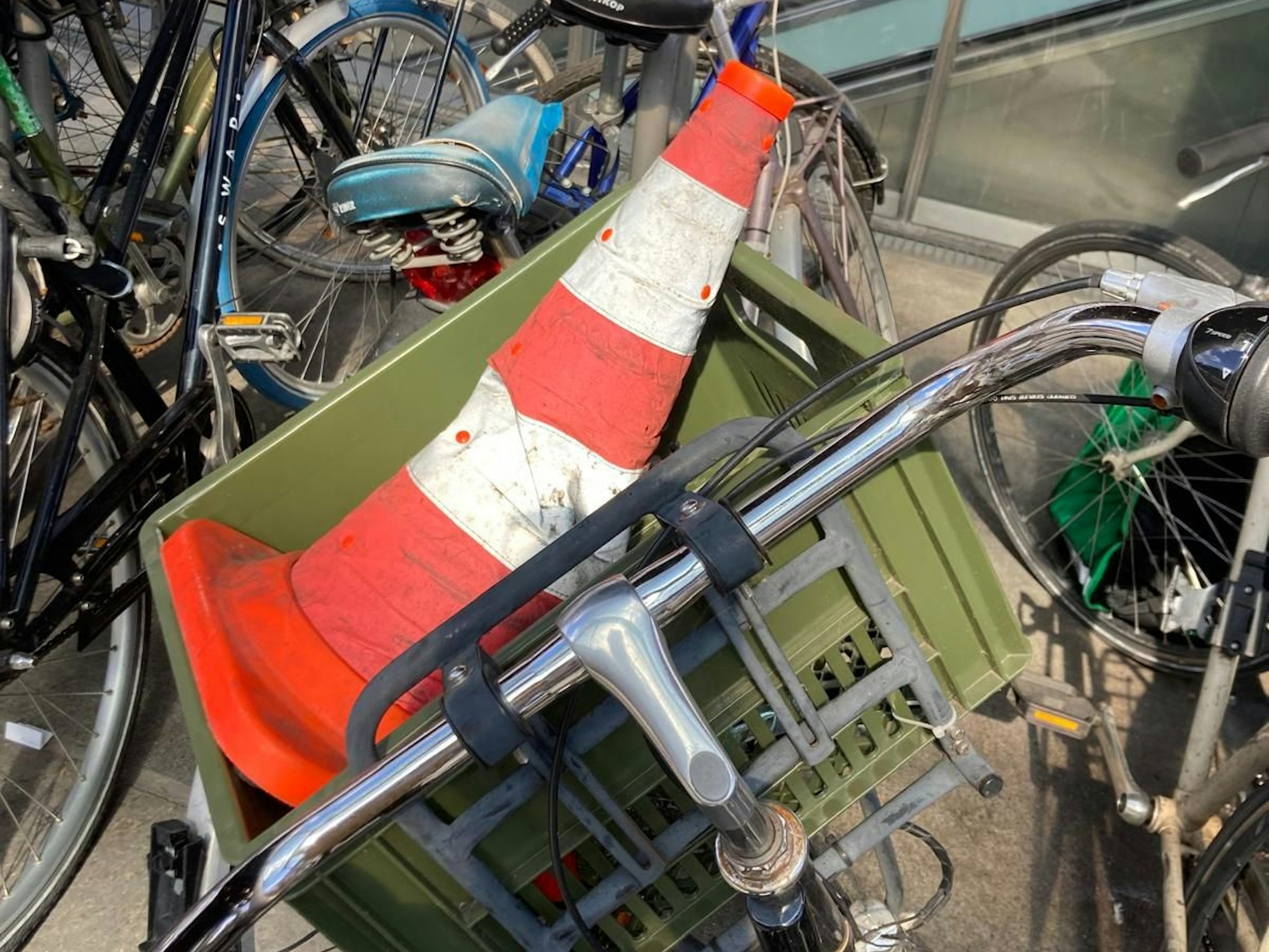 Eine Warnbarke in einem Fahrradkorb.