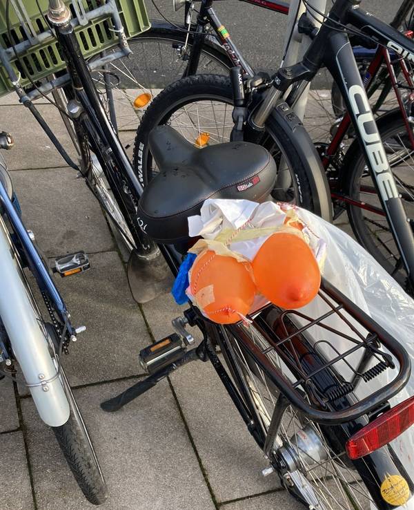 Luftballons auf dem Gepäckträger eines Fahrrades