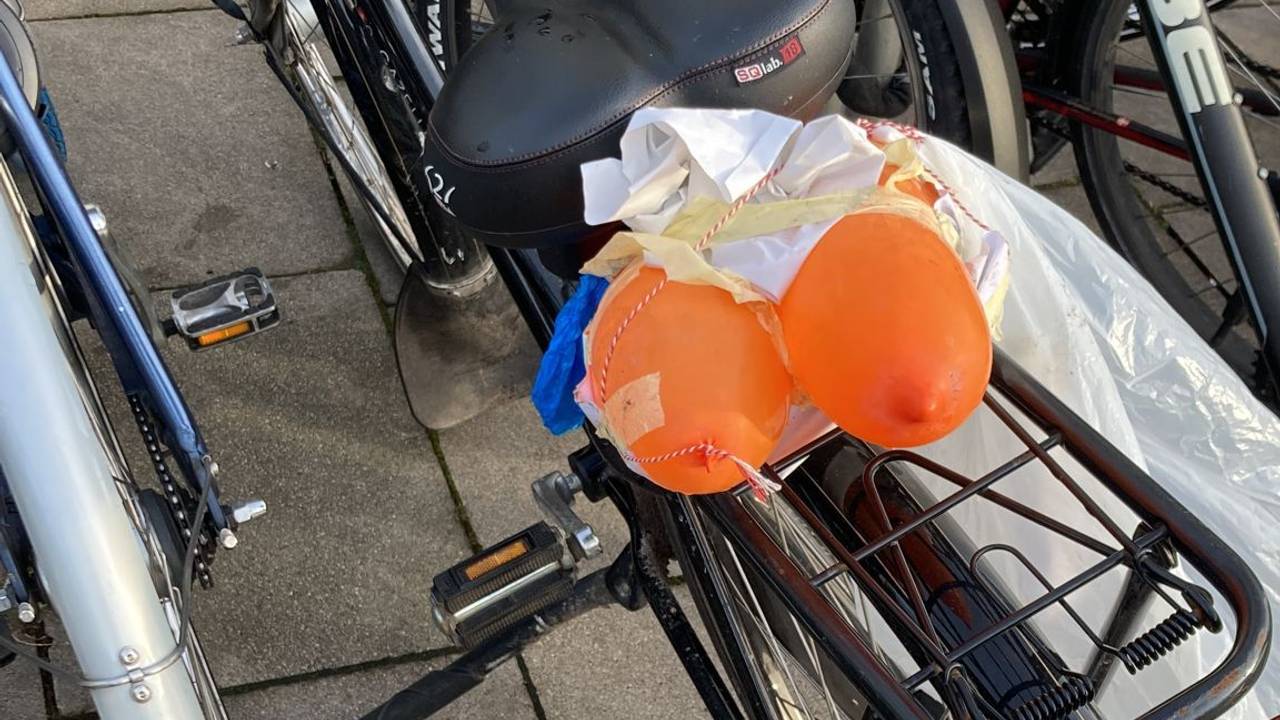 Luftballons auf dem Gepäckträger eines Fahrrades