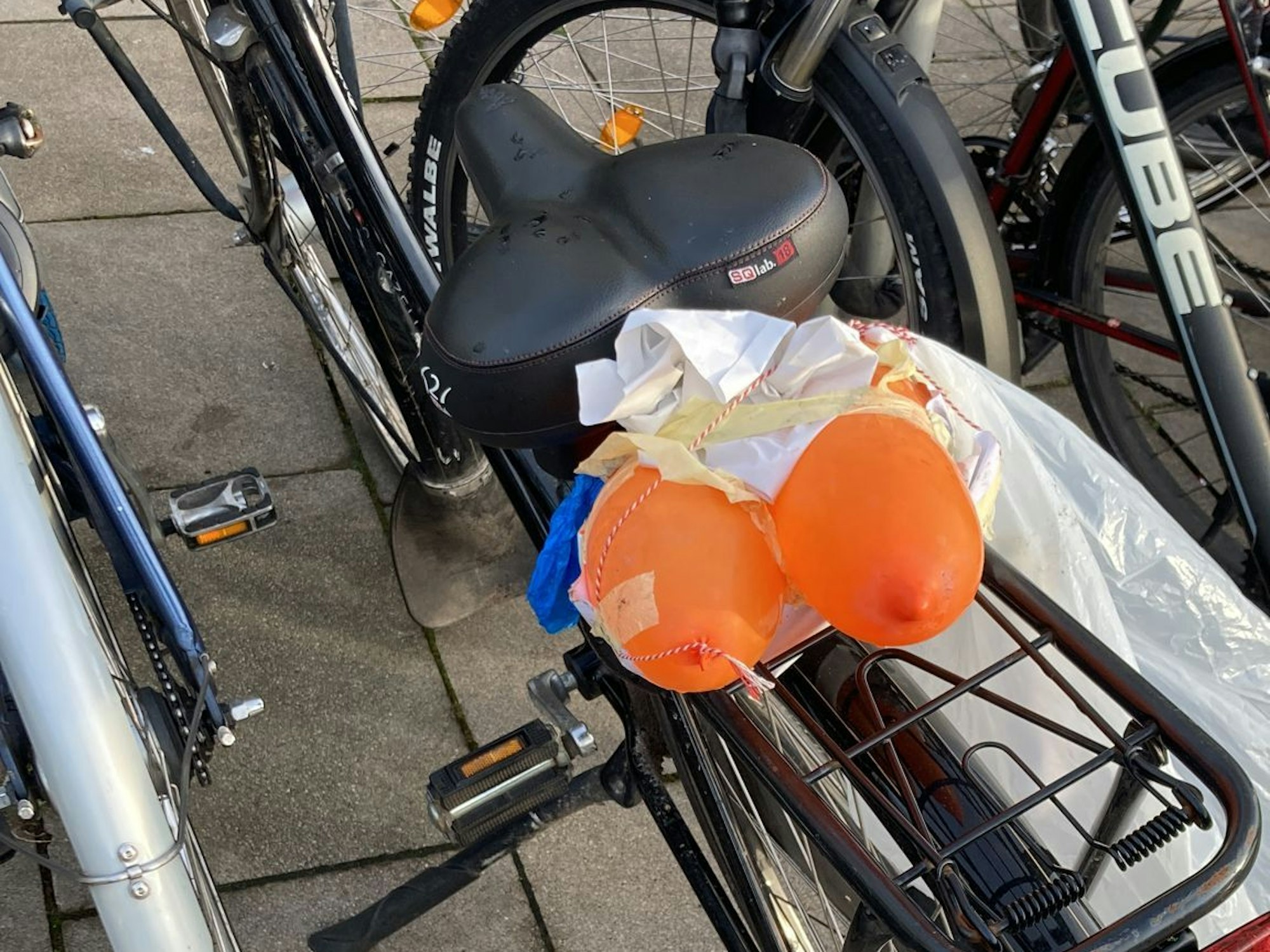 Luftballons auf dem Gepäckträger eines Fahrrades