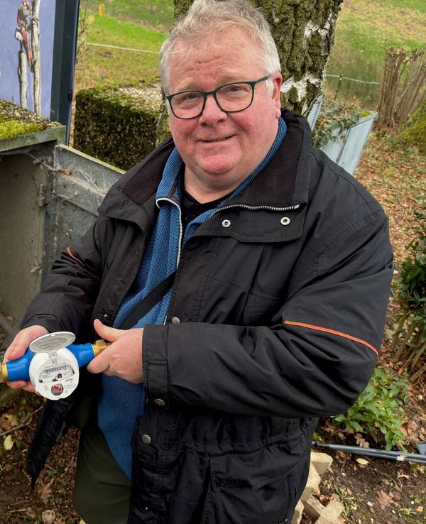 Norbert Hebborn, Vorsitzender des Vereins, mit einem Wasserzähler in der Hand.