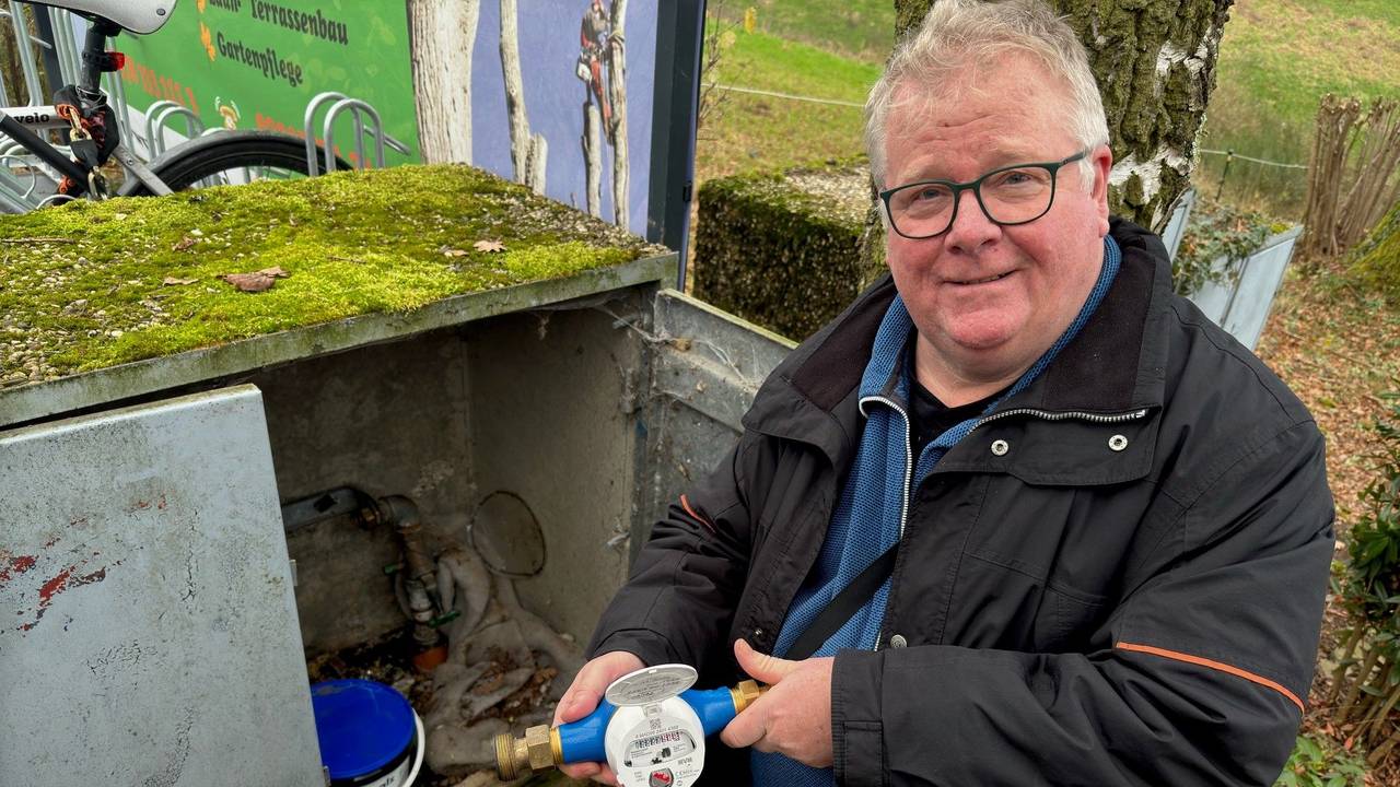 Norbert Hebborn, Vorsitzender des Vereins, mit einem Wasserzähler in der Hand.