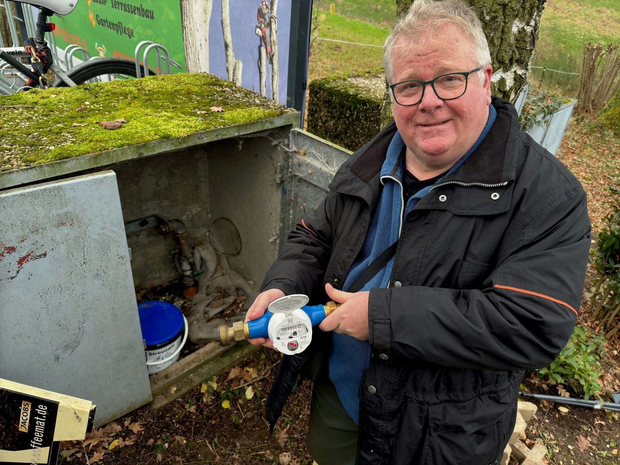 Norbert Hebborn, Vorsitzender des Vereins, mit einem Wasserzähler in der Hand.