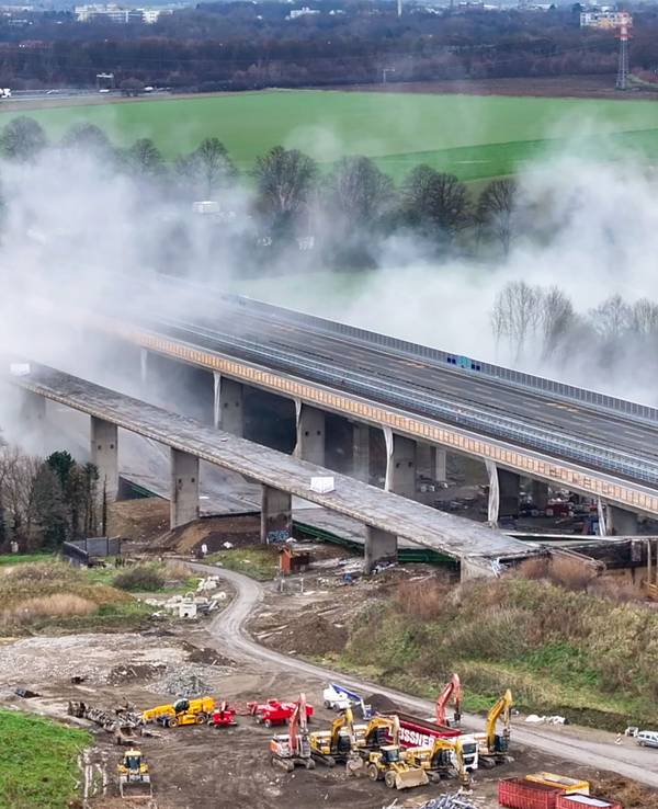 Nach der Sprengung am 15. Dezember 2024 liegt die Liedbachtalbrücke auf dem Boden (Luftaufnahme mit einer Drohne).
