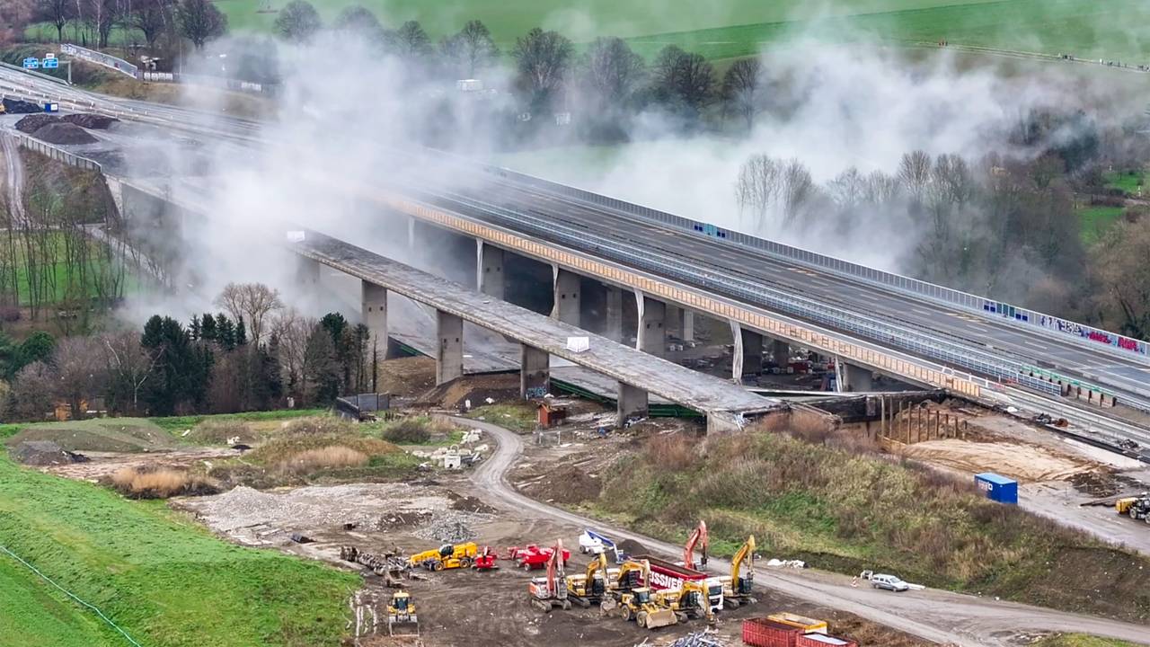 Nach der Sprengung am 15. Dezember 2024 liegt die Liedbachtalbrücke auf dem Boden (Luftaufnahme mit einer Drohne).