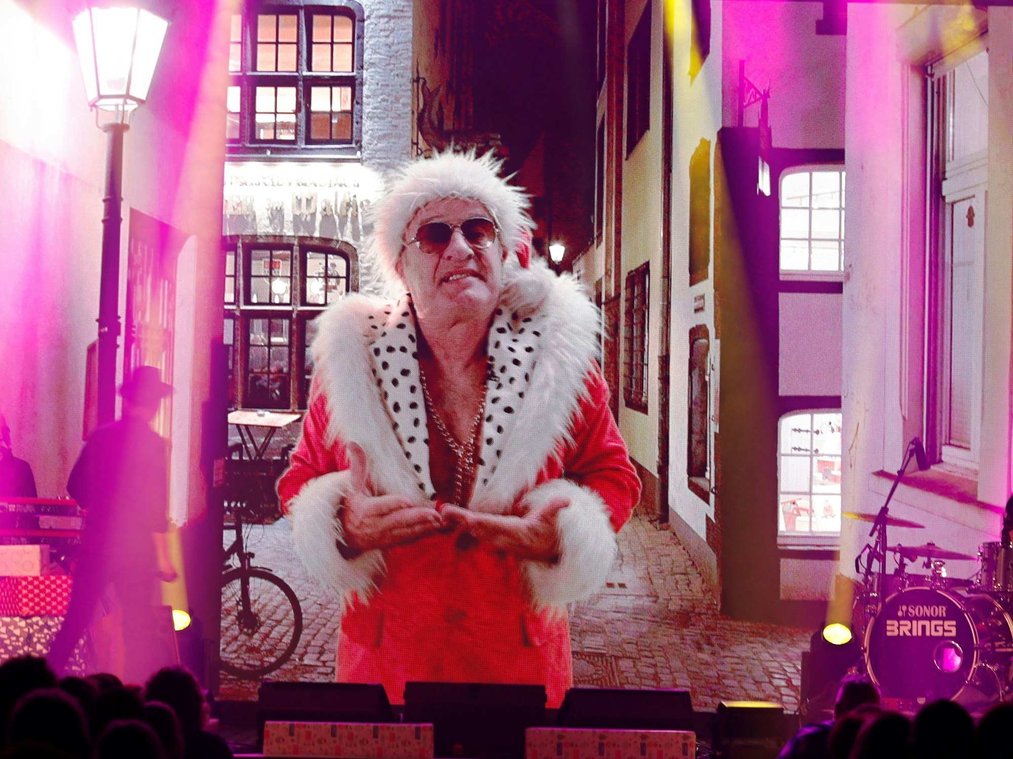 Tom Gerhard als „Prolet-Weihnachtsmann“ verkleidet