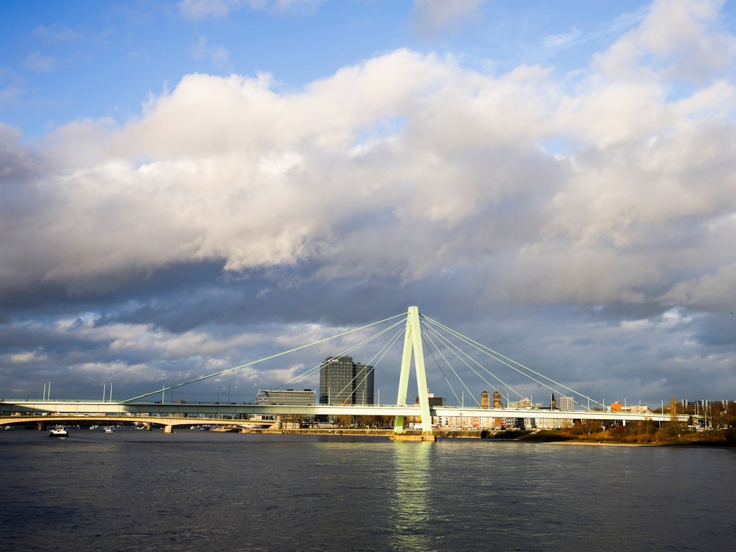 Das Kölner Stadtpanorama im Dezember.