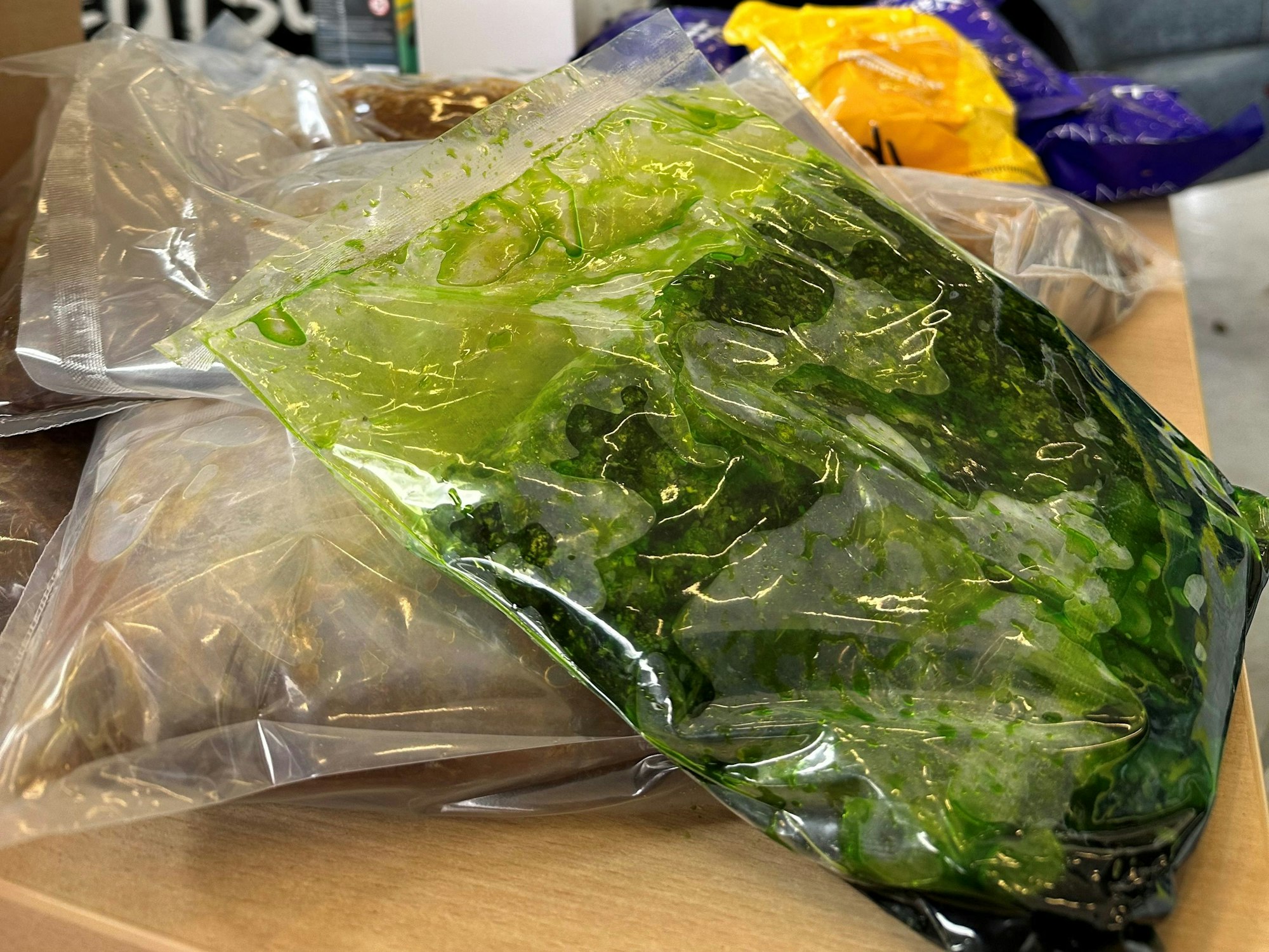 Das Foto zeigt illegal hergestellten Shisha-Tabak, der bei einem Einsatz im März 2024 sichergestellt wurde.