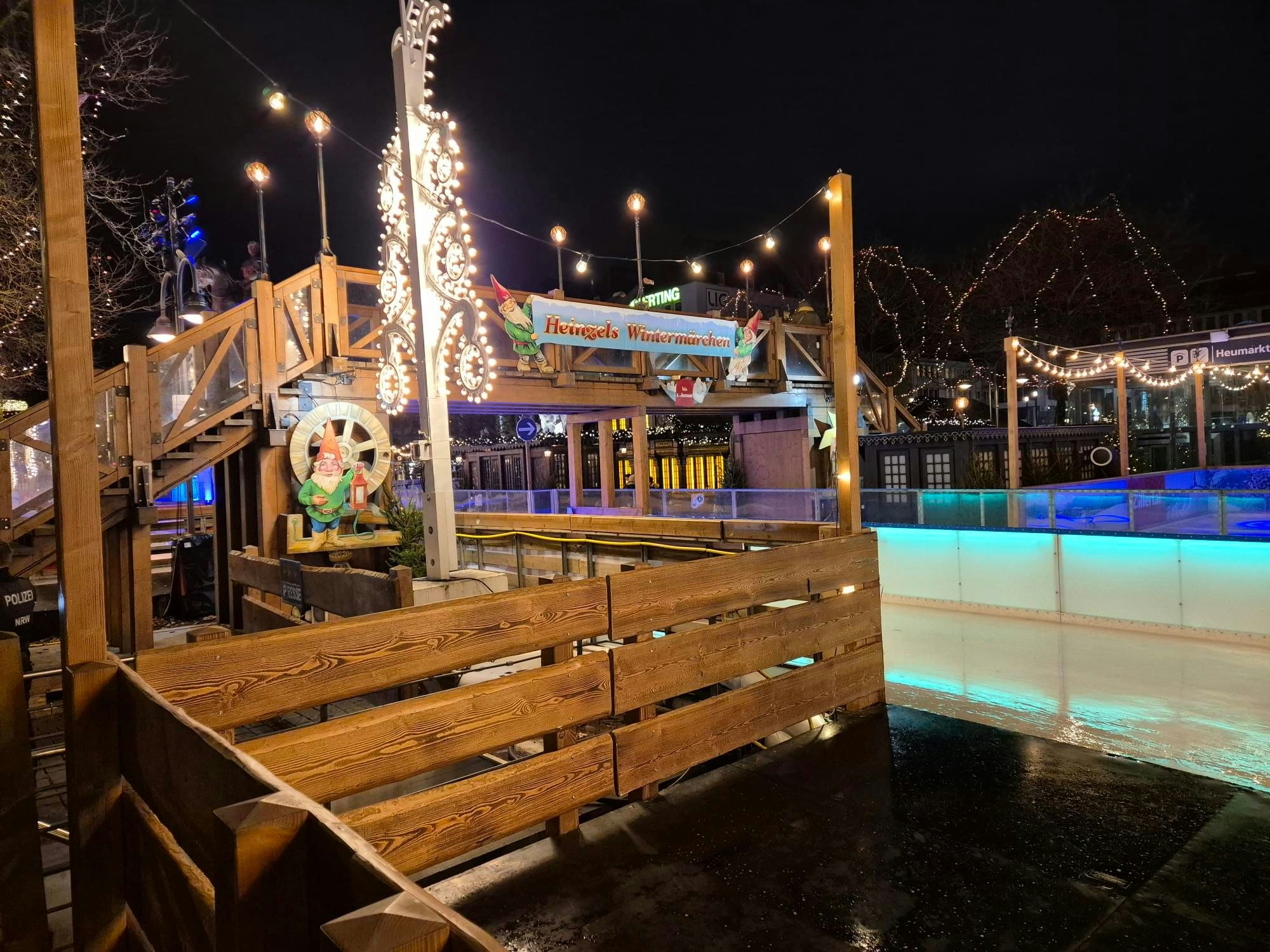 Die Eislaufbahn auf dem Heumarkt mit Holzbrücke
