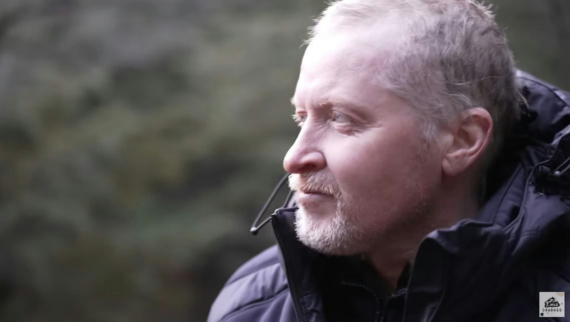 Joey Kelly zeigt sich mit kurzen Haaren. Screenshot aus dem neunten Behind-the-Scenes-Video der Youtube-Show „7 vs. Wild“.