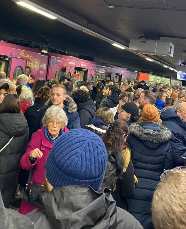 Viele Menschen an der Haltestelle Neumarkt in Köln
