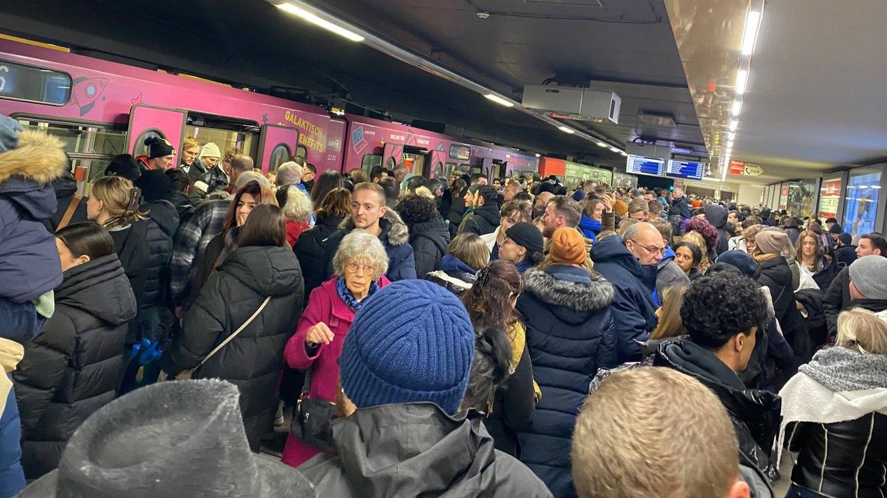 Viele Menschen an der Haltestelle Neumarkt in Köln