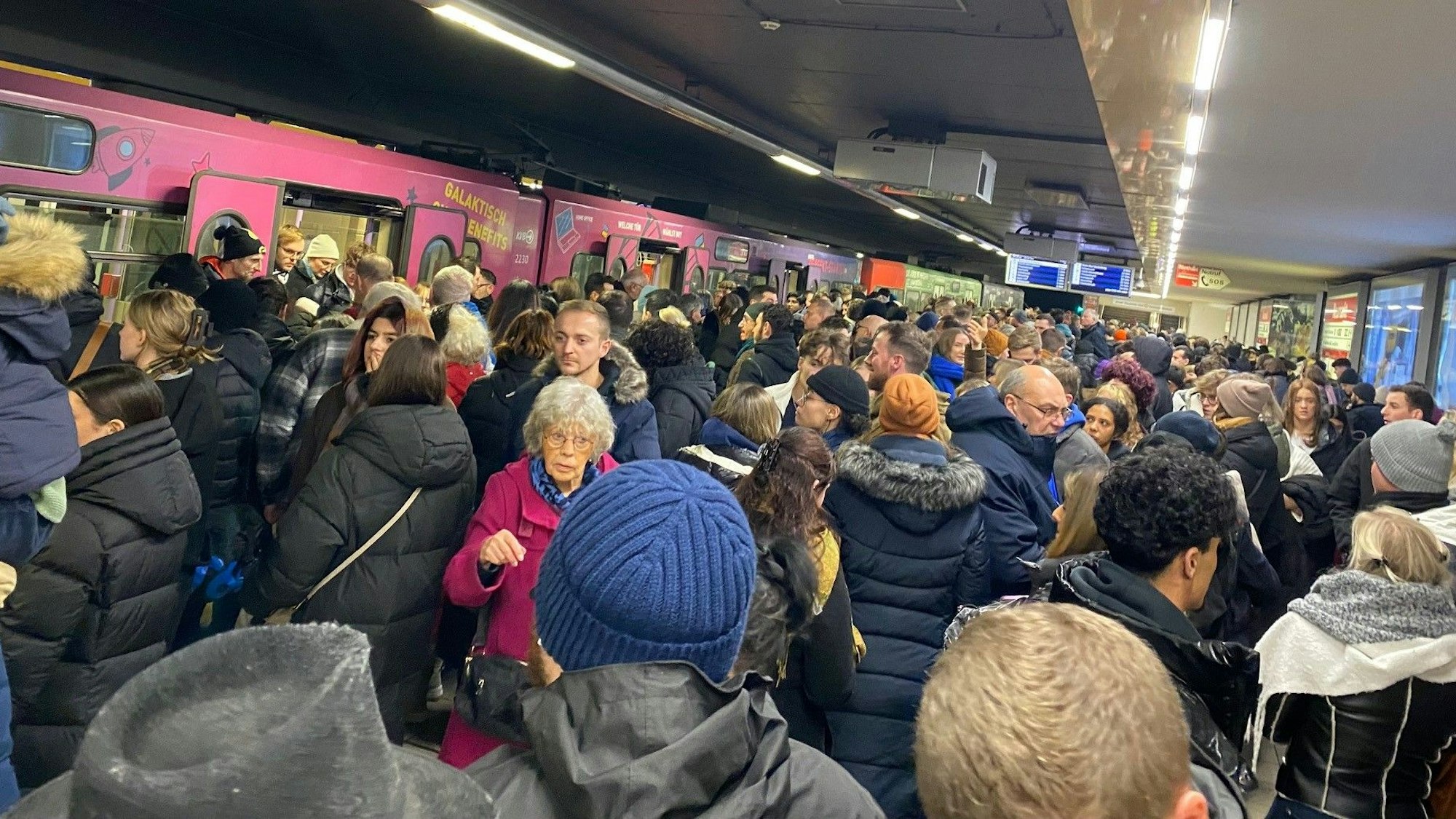 Viele Menschen an der Haltestelle Neumarkt in Köln