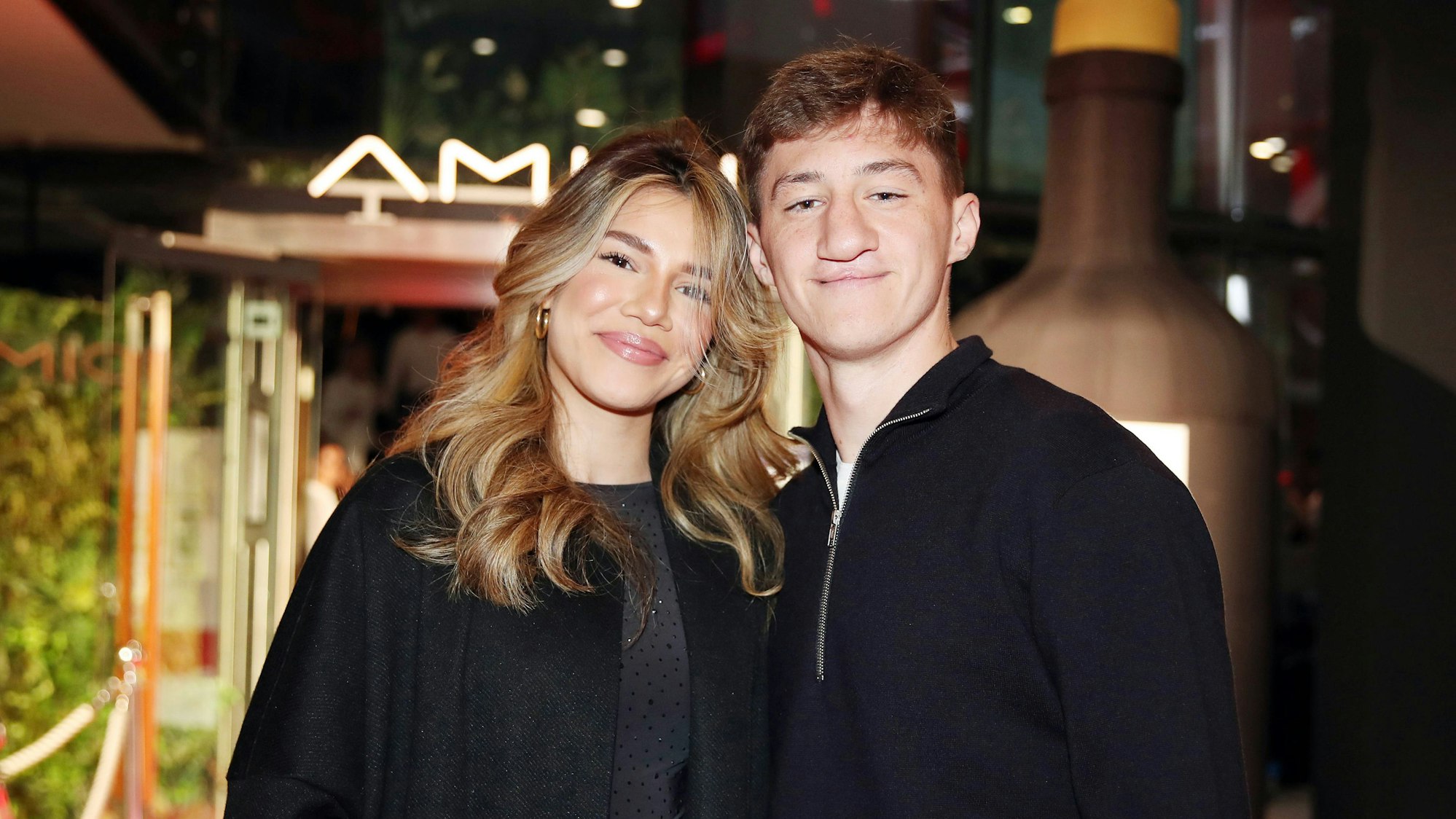 Angelo Stiller vom VfB Stuttgart posiert mit seiner damaligen Freundin Alina.