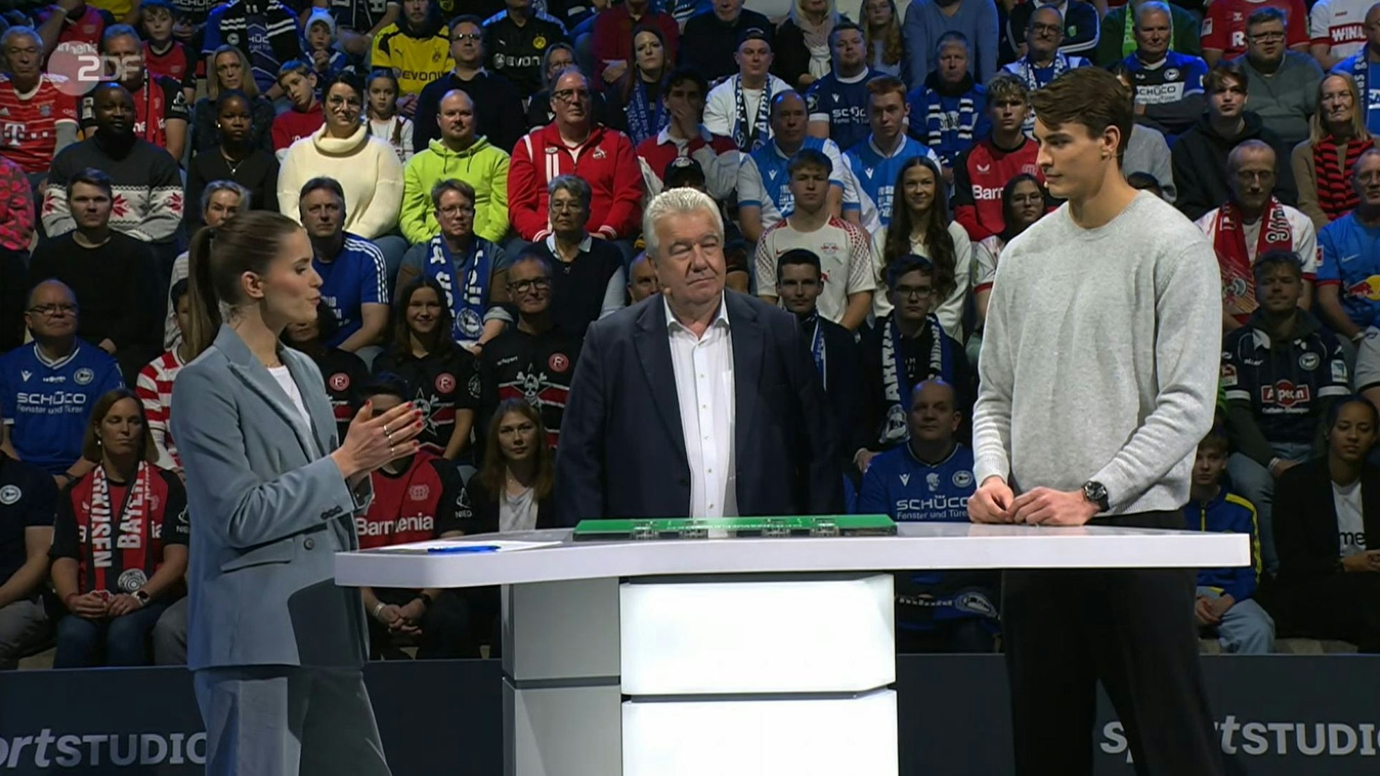 Lili Engels am Sonntag (15. Dezember 2024) bei der Auslosung zum DFB-Pokal mit Peter Frymuth und Julian Köster in der Live-Übertragung im ZDF.