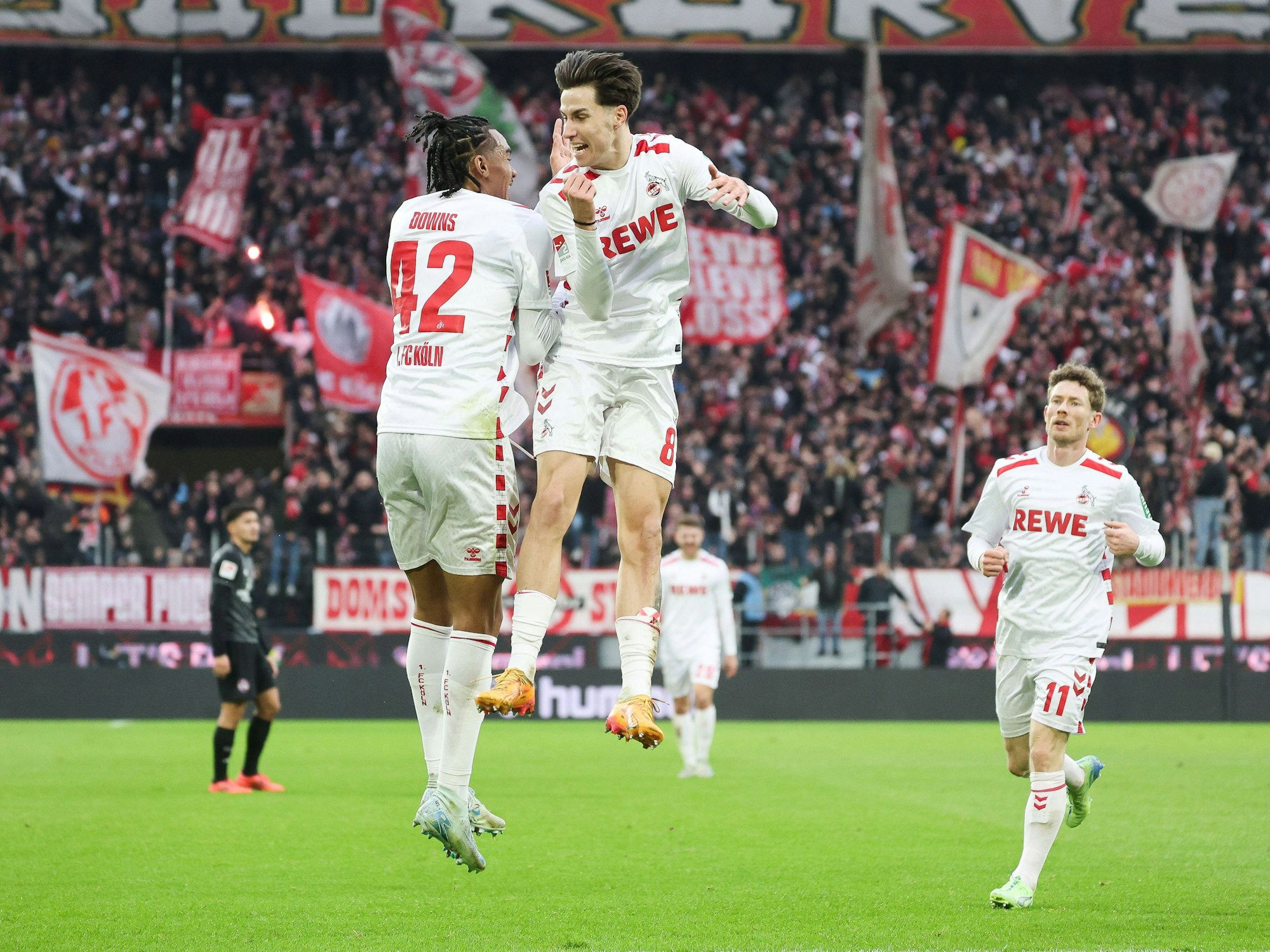 Damian Downs jubelt mit Denis Huseinbasic per Luftsprung über das 3:0. Im Hintergrund Florian Kainz.
