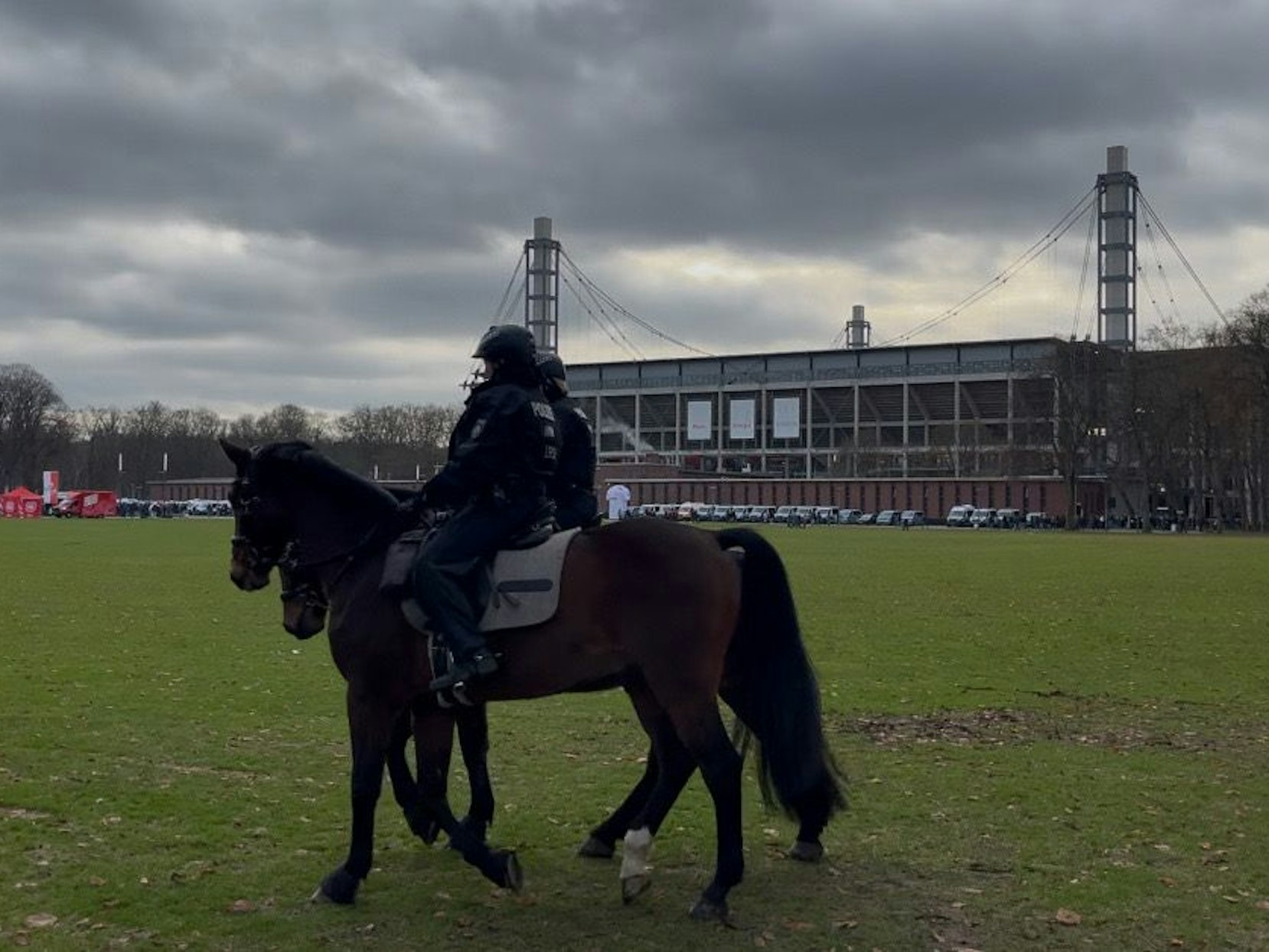 Die Polizei beim Heimspiel des 1. FC Köln vor dem Rhein-Energie-Stadion.