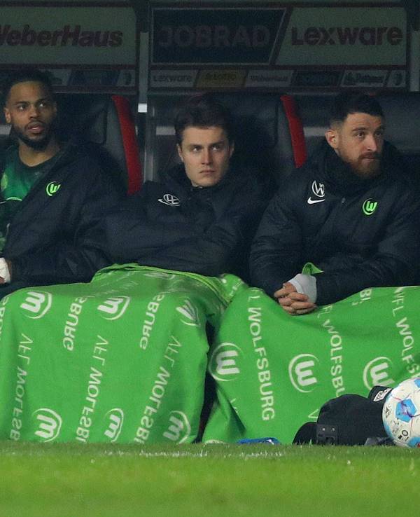 Salih Özcan und Yannick Gerhardt sitzen bei Wolfsburg gemeinsam auf der Bank.