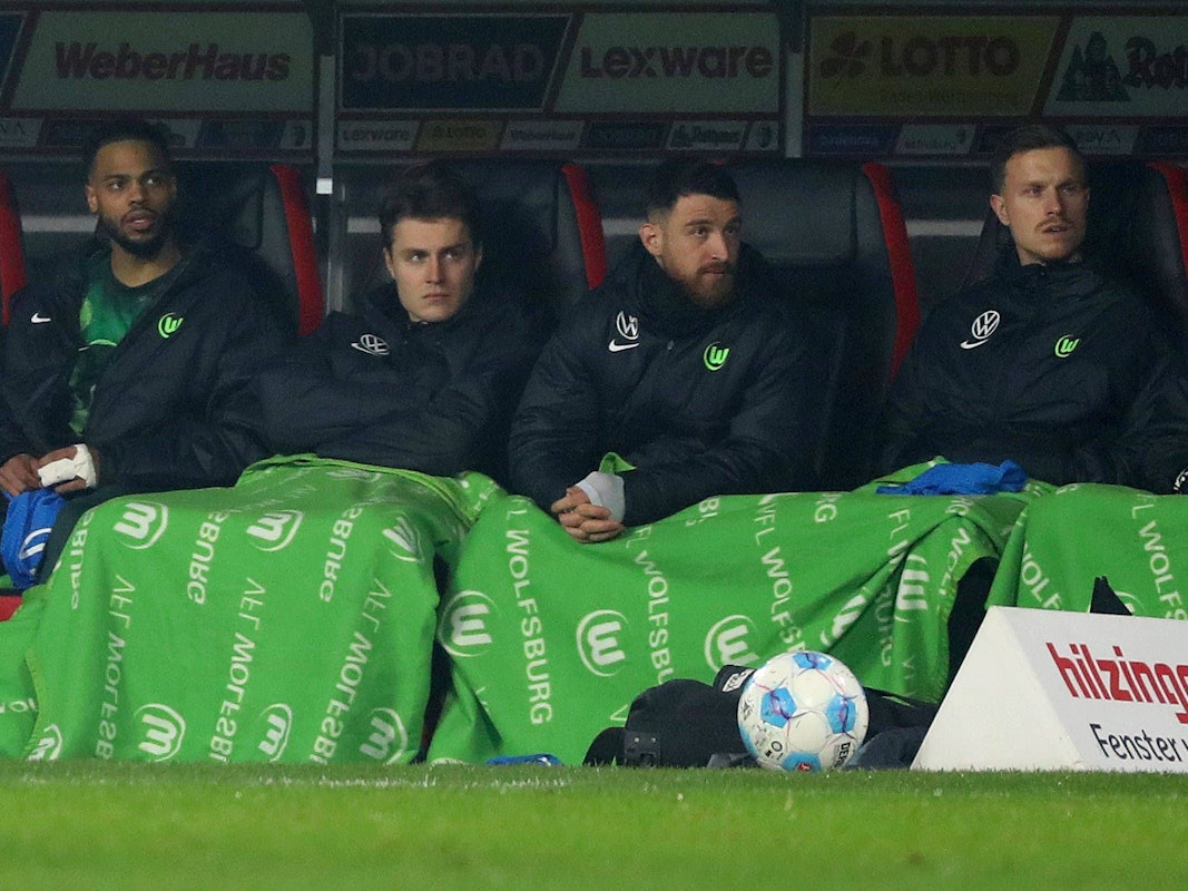 Salih Özcan und Yannick Gerhardt sitzen bei Wolfsburg gemeinsam auf der Bank.