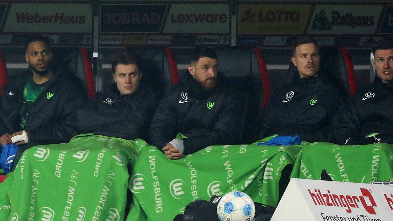 Salih Özcan und Yannick Gerhardt sitzen bei Wolfsburg gemeinsam auf der Bank.
