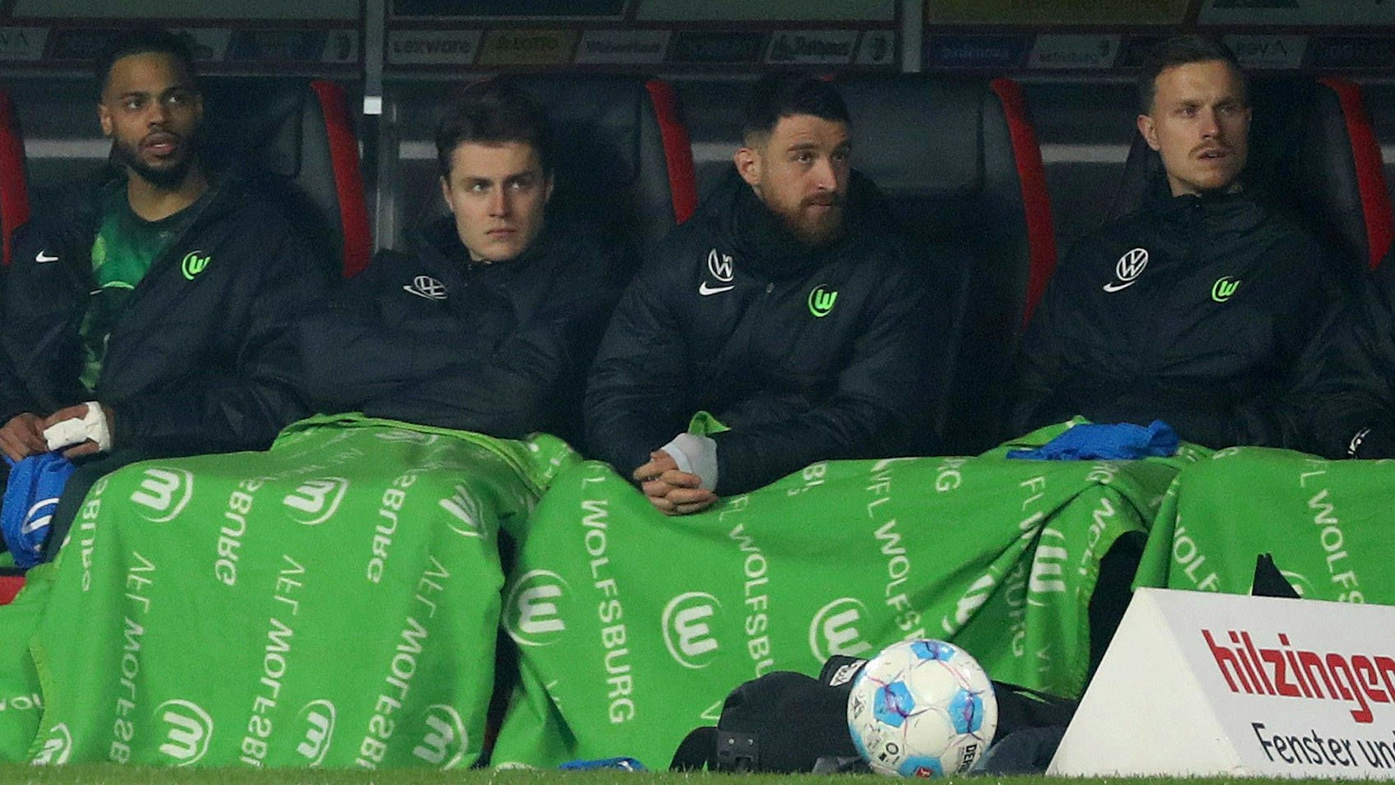 Yannick Gerhardt und Salih Özcan sitzen beim VfL Wolfsburg auf der Bank.