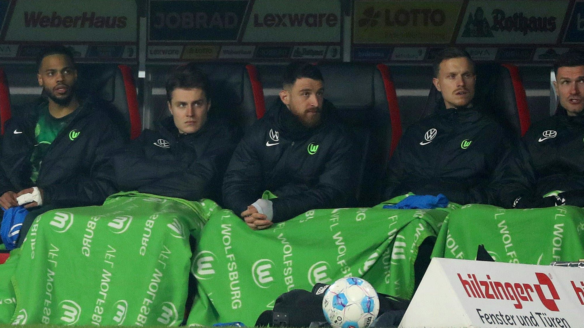 Salih Özcan (M.) sitzt auf der Bank neben Mattias Svanberg (l.) und Yannick Gerhardt (r.).