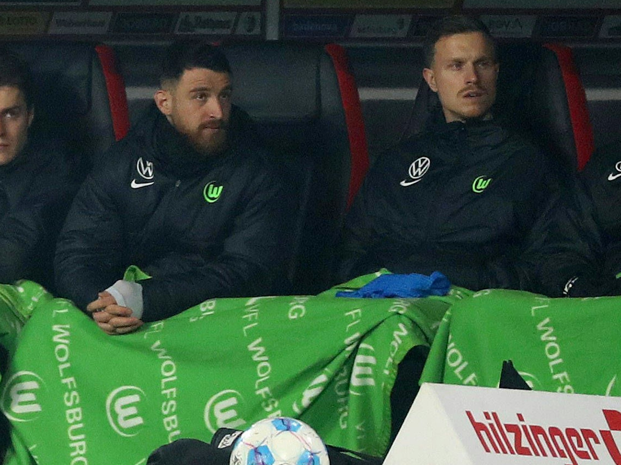 Salih Özcan und Yannick Gerhardt sitzen bei Wolfsburg gemeinsam auf der Bank.